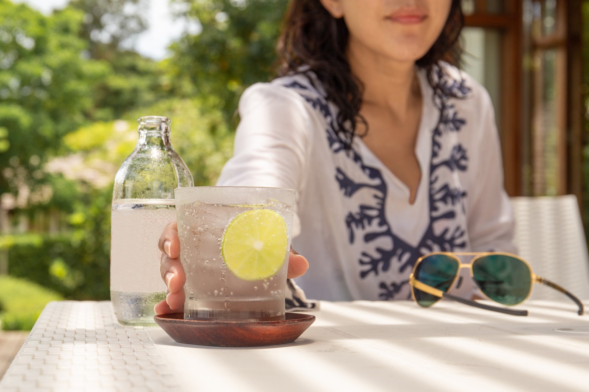 To lower cancer risk, choose water over alcoholic or sugar-sweetened beverages. Photo: Shutterstock