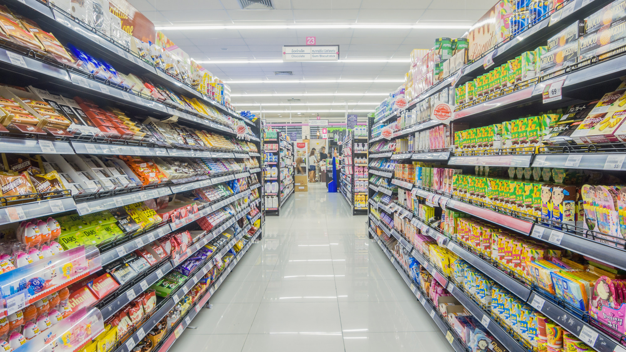 You may want to give the snack food aisle a miss, to limit consumption of fast foods and processed foods high in fat, starches, or sugars. Photo: Shutterstock