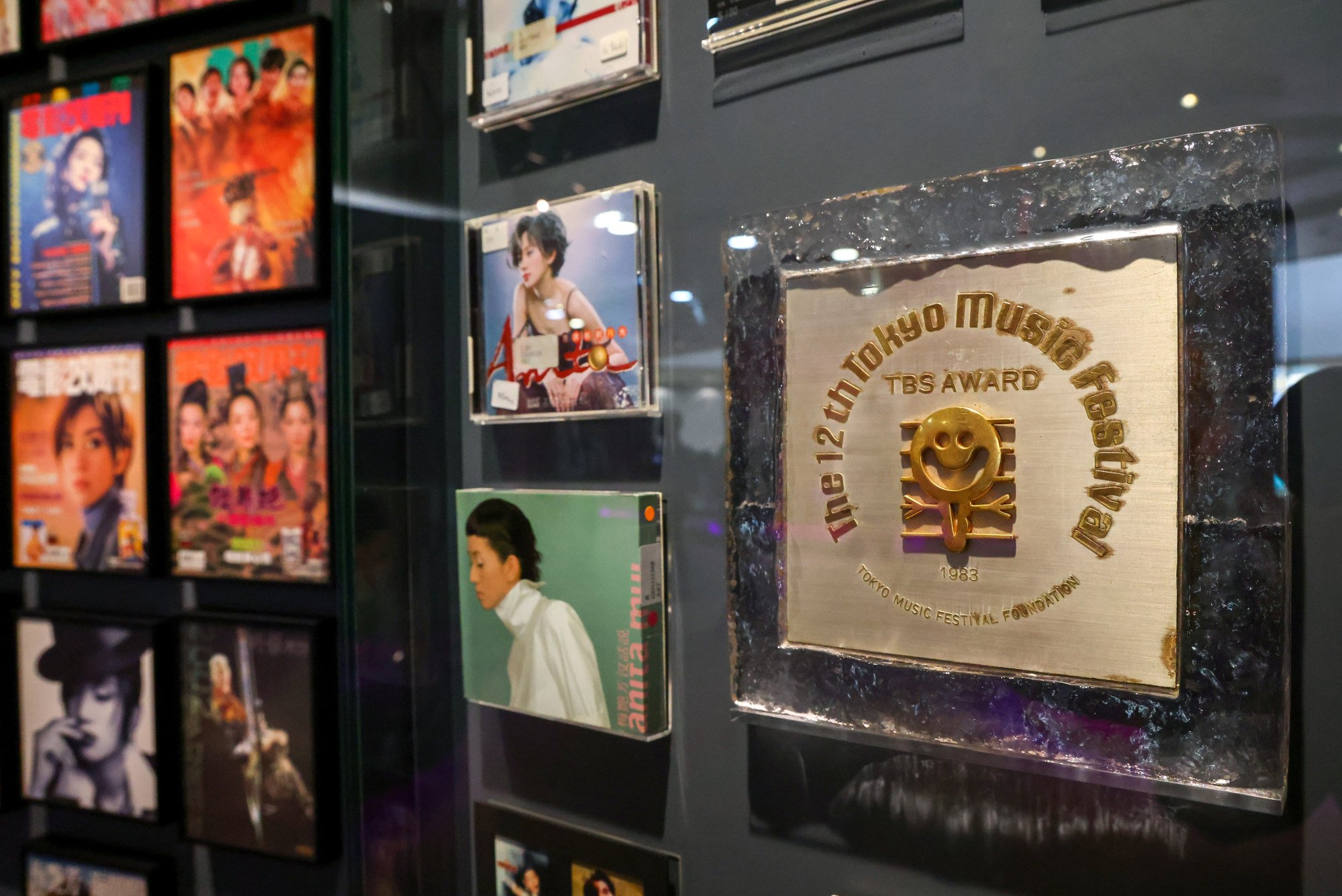 Inaugurada exposición que conmemora el 20º aniversario de la muerte de la diva de Hong Kong Anita Mui
