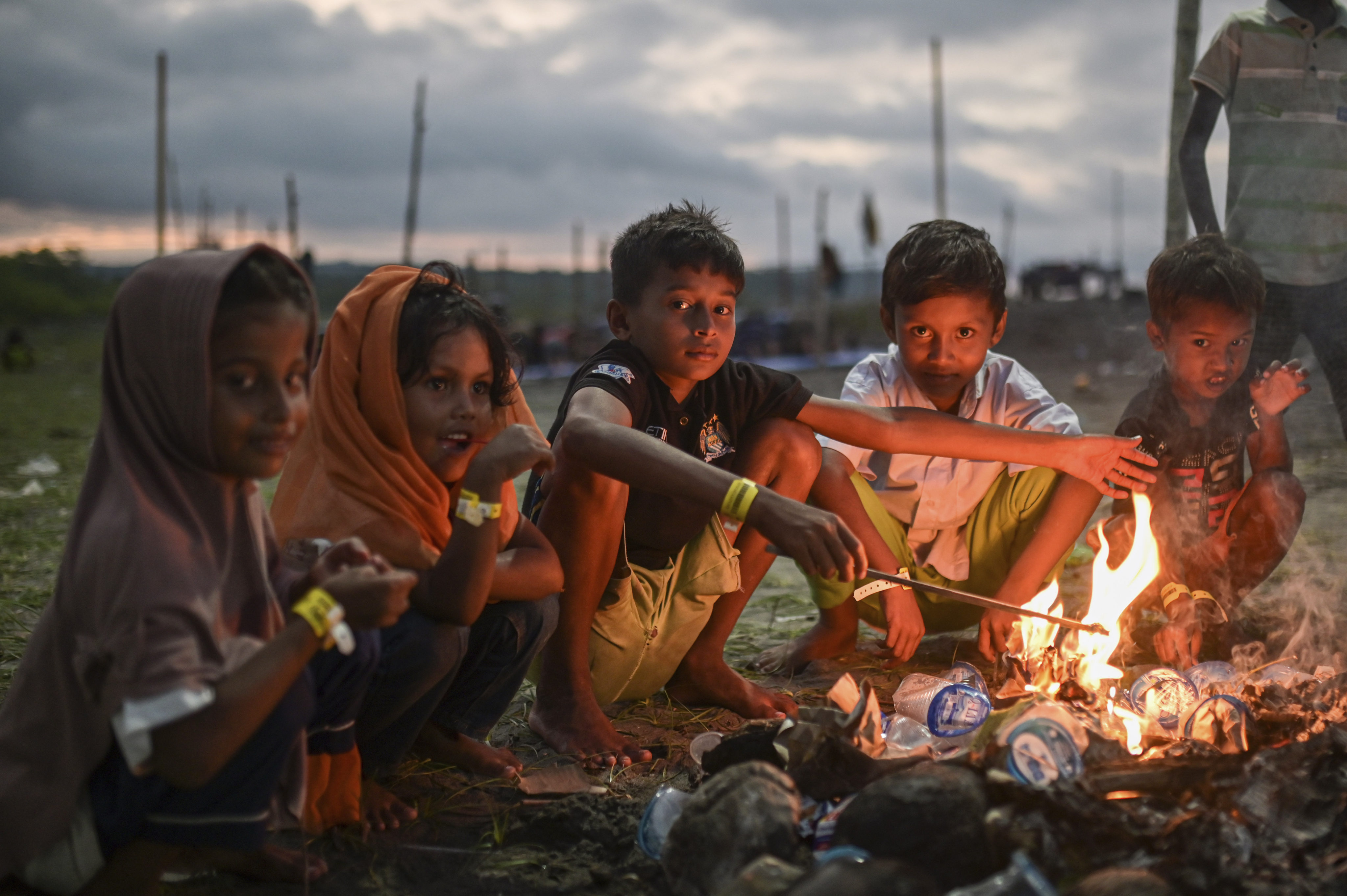 Ethnic Rohingya children sit around a fire at their camp near a beach in Pidie, Aceh province, Indonesia, on December 15, 2023. Photo: AP