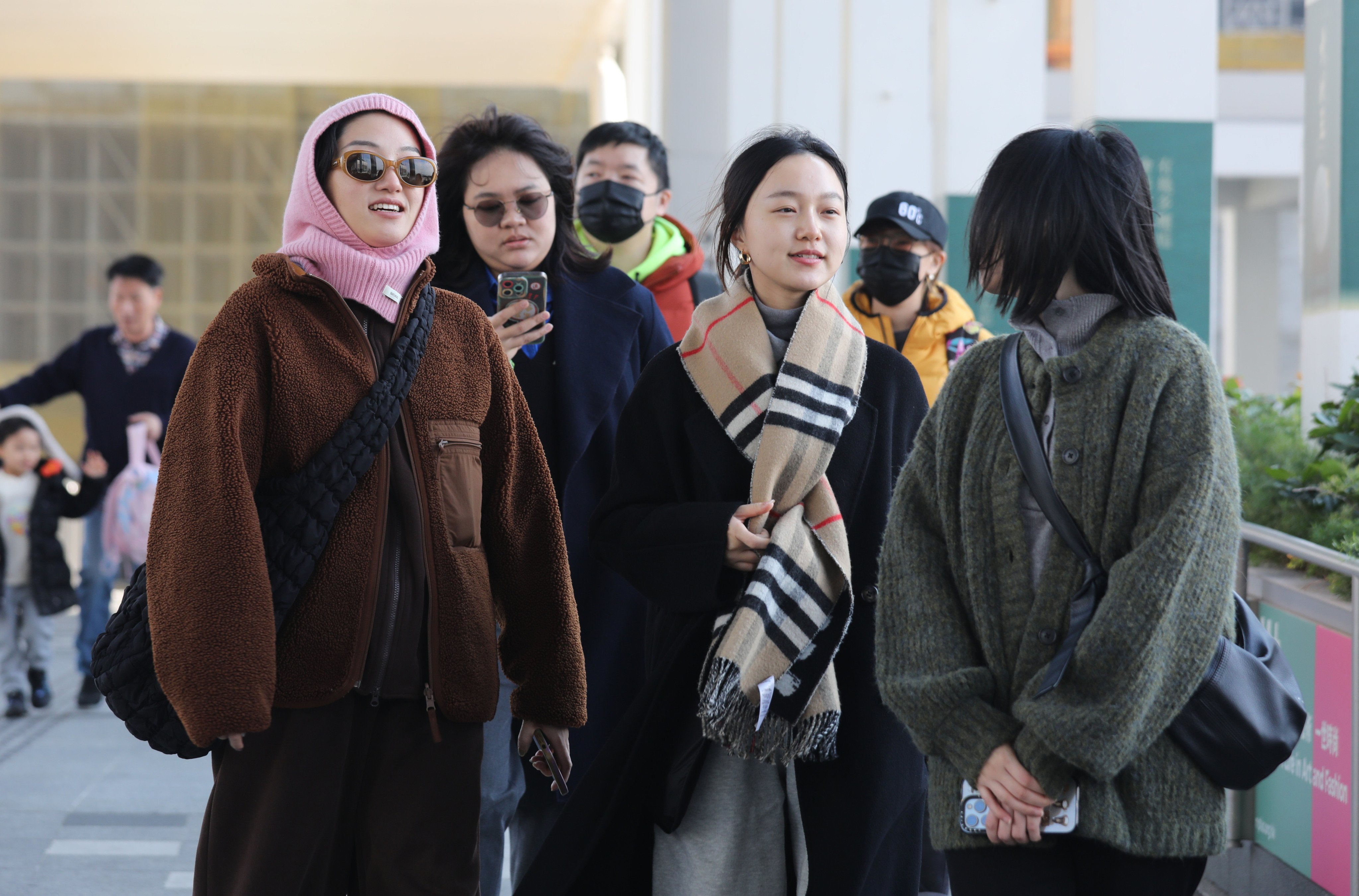People dressed for the cold at West Kowloon Cultural District. Experts say the city will experience fewer cooler days in coming winters as global warming pushes the mercury higher. Photo: Xiaomei Chen