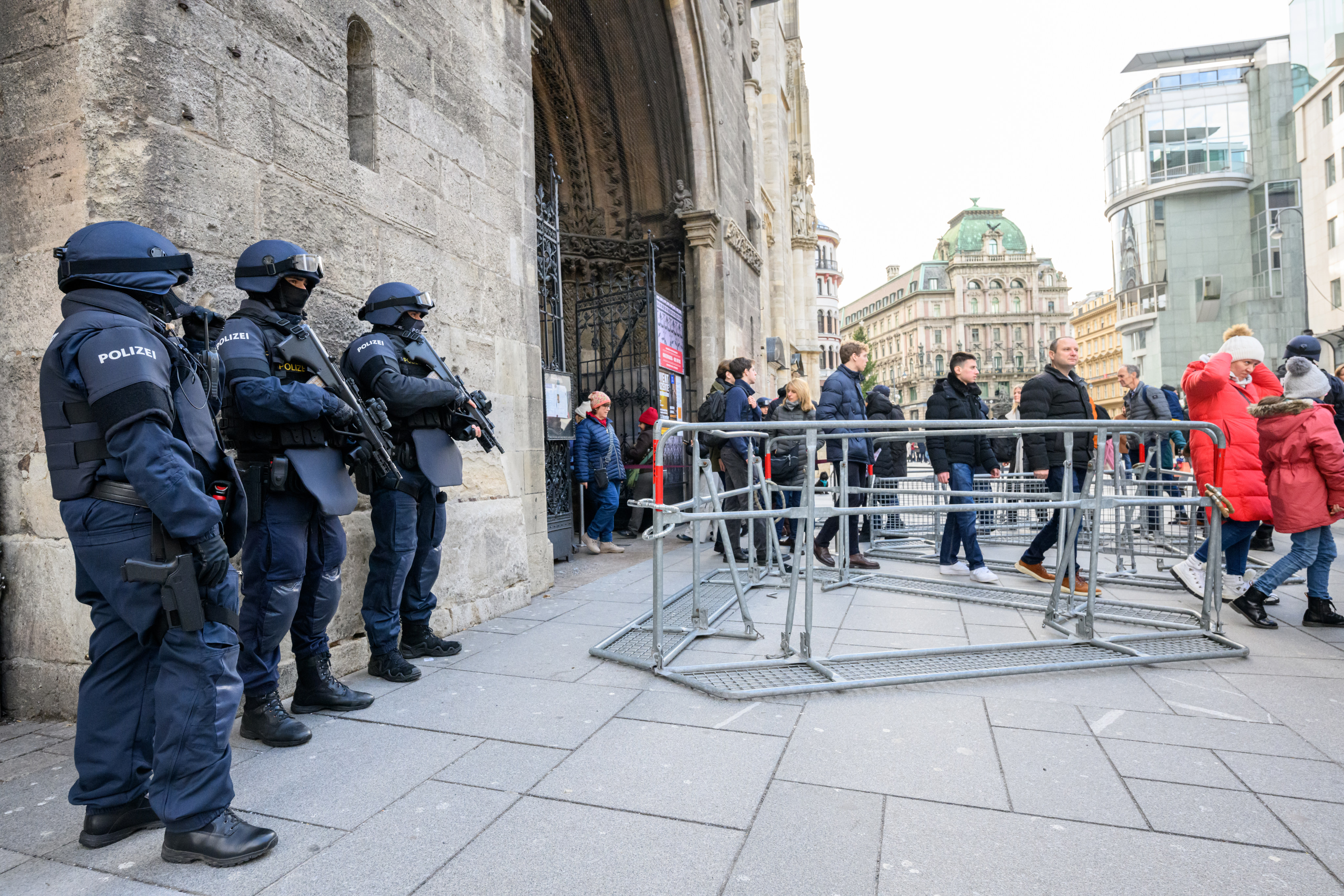 Police officers stand in front of St. Stephen’s Cathedral in Vienna on Sunday following indications of a possible attack plan by a terrorist group. Photo: dpa
