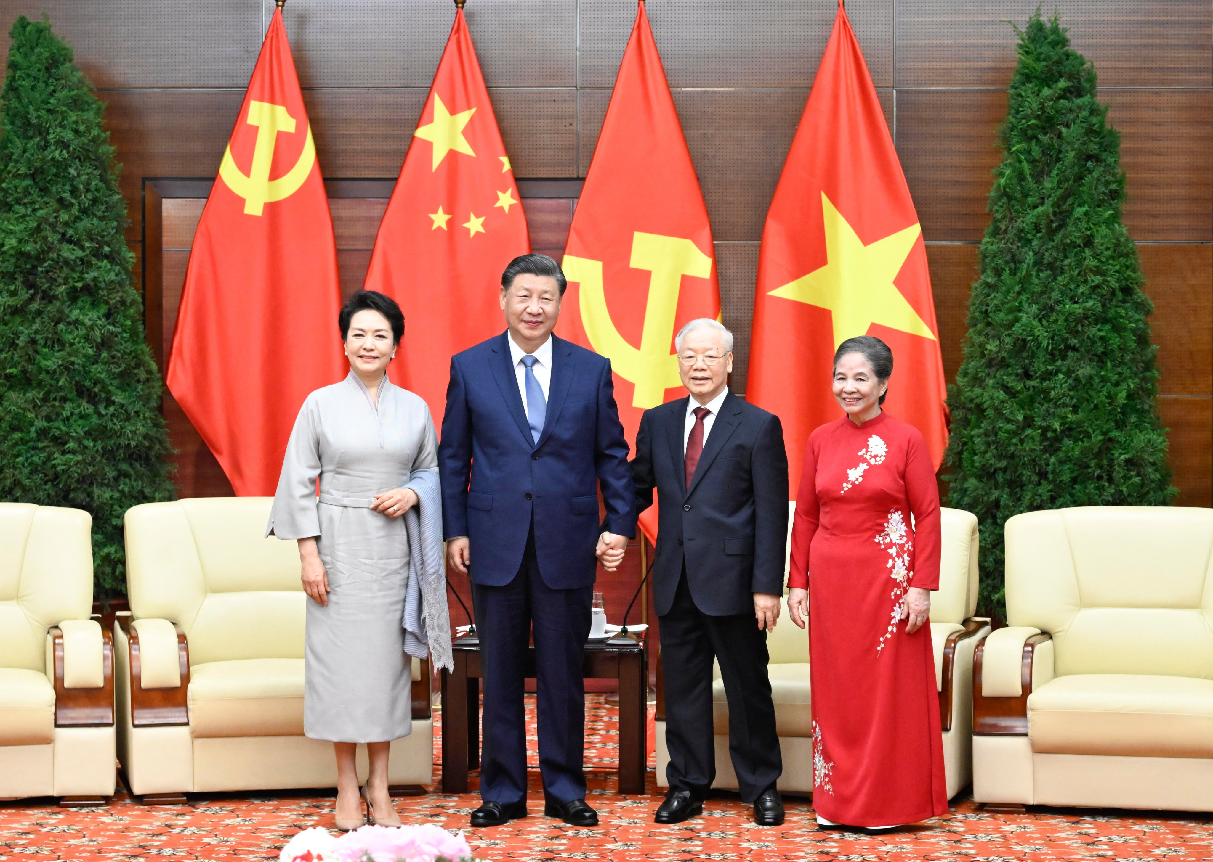 Chinese President Xi Jinping and his wife, Peng Liyuan, bid farewell on December 13 to Vietnam’s paramount leader Nguyen Phu Trong and his wife, Ngo Thi Man, after paying a state visit. Photo: Xinhua/Shen Hong