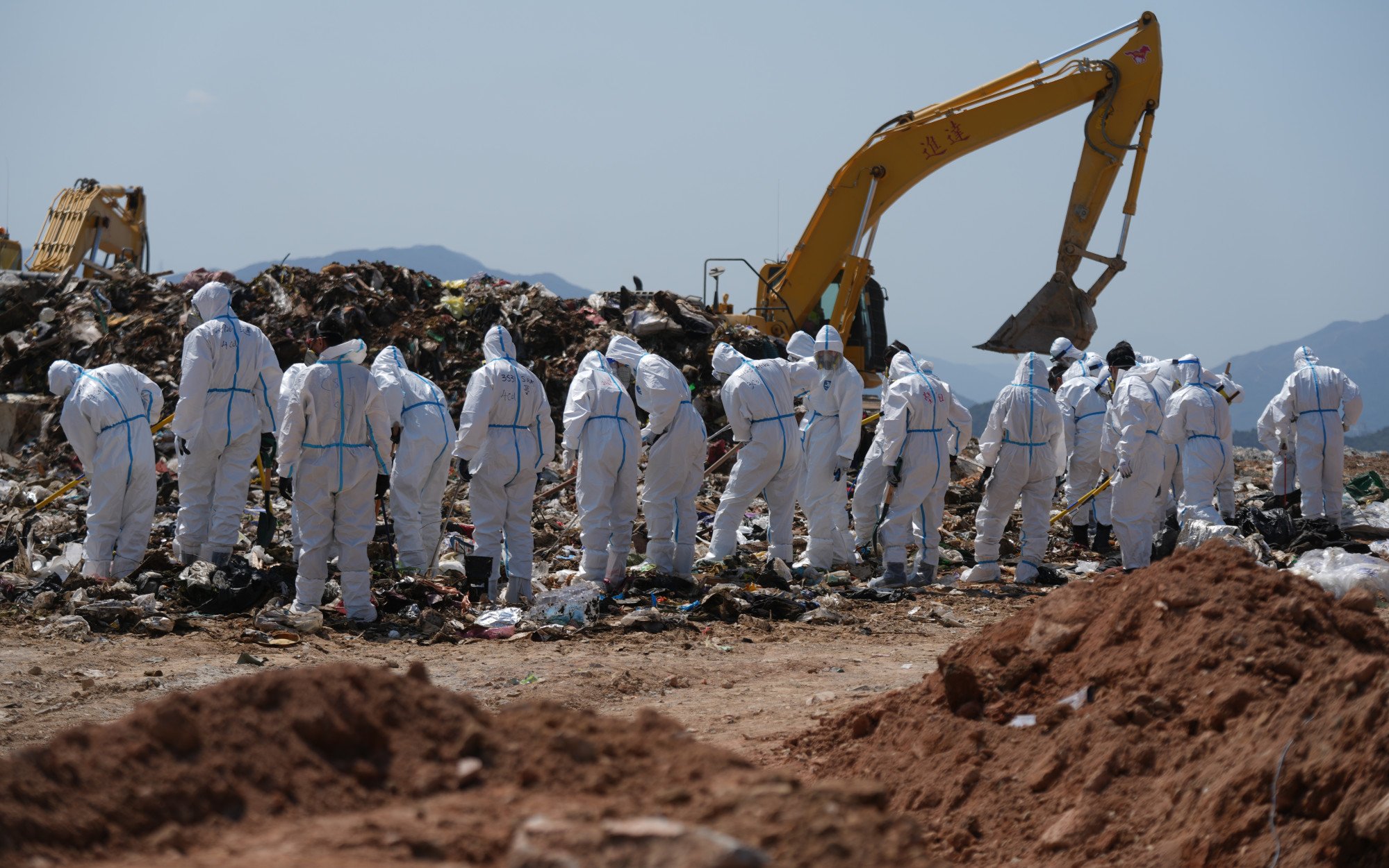 More than 100 police officers in February this year comb through rubbish in the North East New Territories Landfill to search for some of Choi’s missing remains. Photo: Sam Tsang