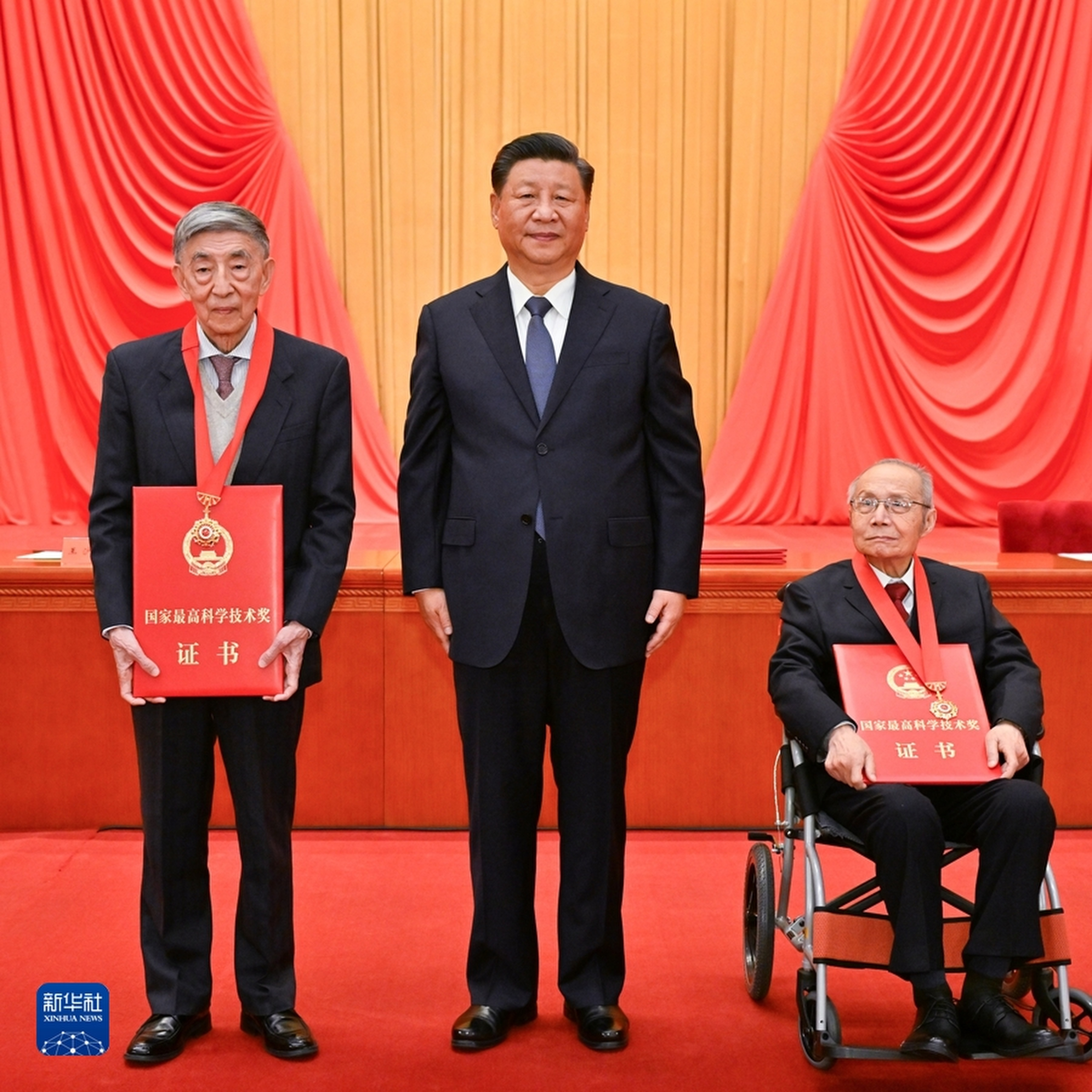 Chinese President Xi Jinping presents the top science awards in 2021 to recipients Wang Dazhong (left) and Gu Songfen (right). Photo: Xinhua