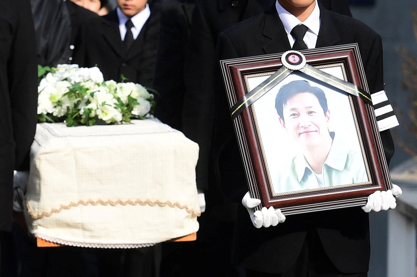 Mourners carrying a coffin and portrait of South Korean actor Lee Sun-kyun leave after his funeral in Seoul, South Korea.  Photo: Reuters