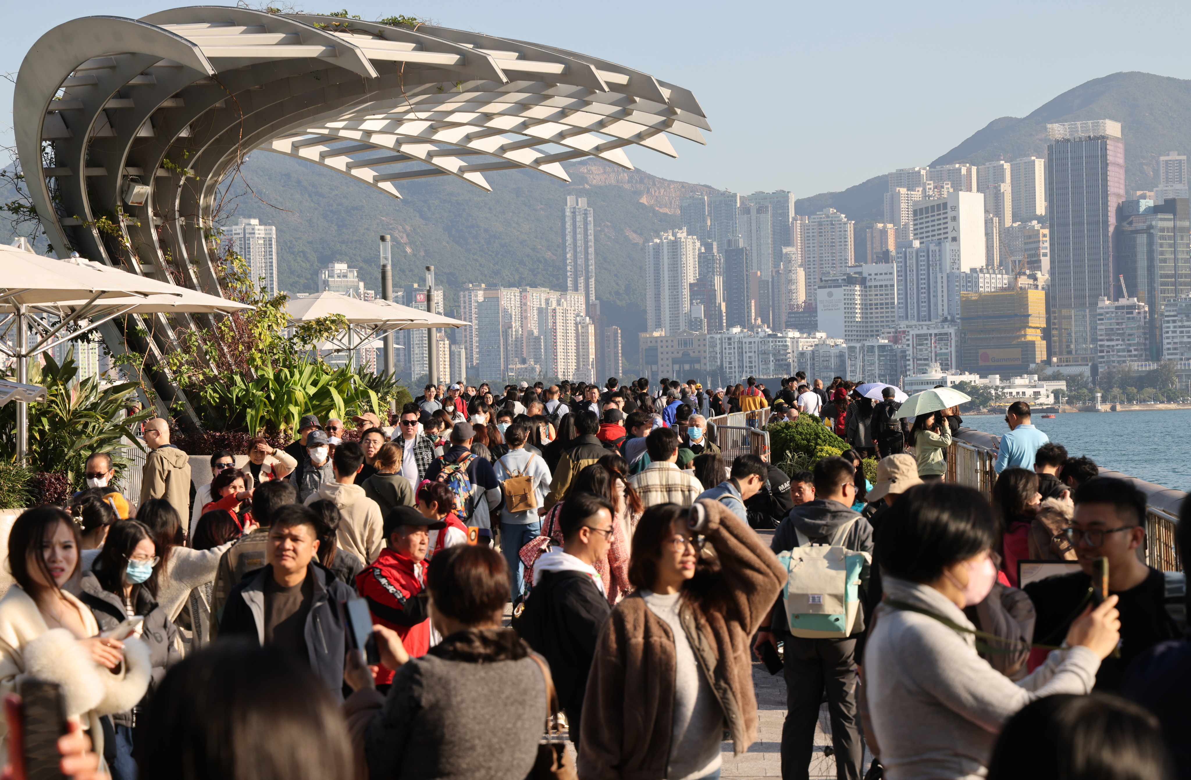 Tourists at the Avenue of Stars. Between December 20 and 29, the city recorded 1.24 million arrivals of mainland and overseas visitors. Photo: Jelly Tse