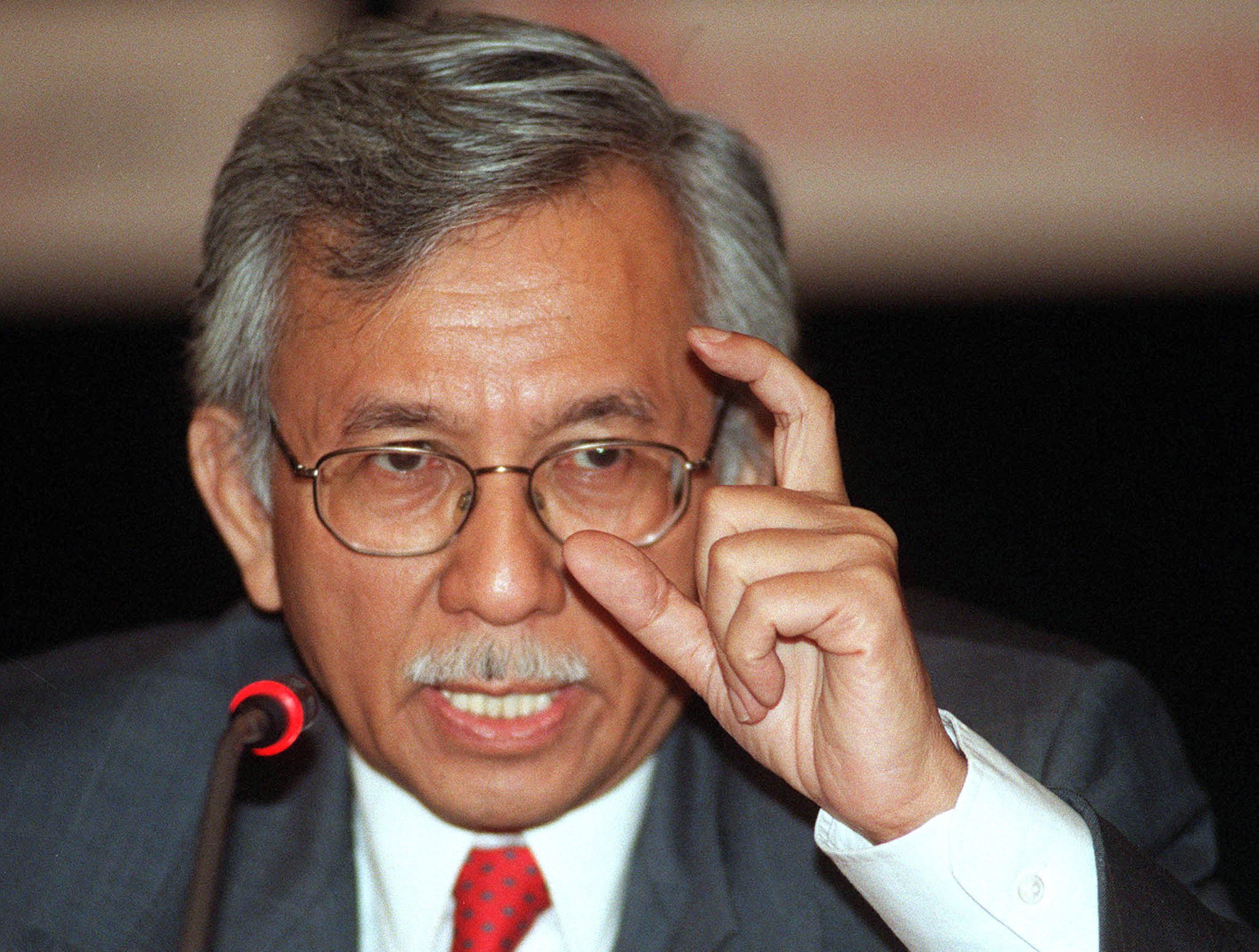 KLR01:MALAYSIA:KUALA LUMPUR,6OCT98 - Malaysian Special Functions Minister Daim Zainuddin speaks at the opening ceremony of National Congress on Economic Recovery in Kuala Lumpur October 6. Daim said Malaysia is negotiating with foreign governments to borrow money to help finance efforts to revive the economy.  bm/Photo by Bazuki Muhammad    REUTERS