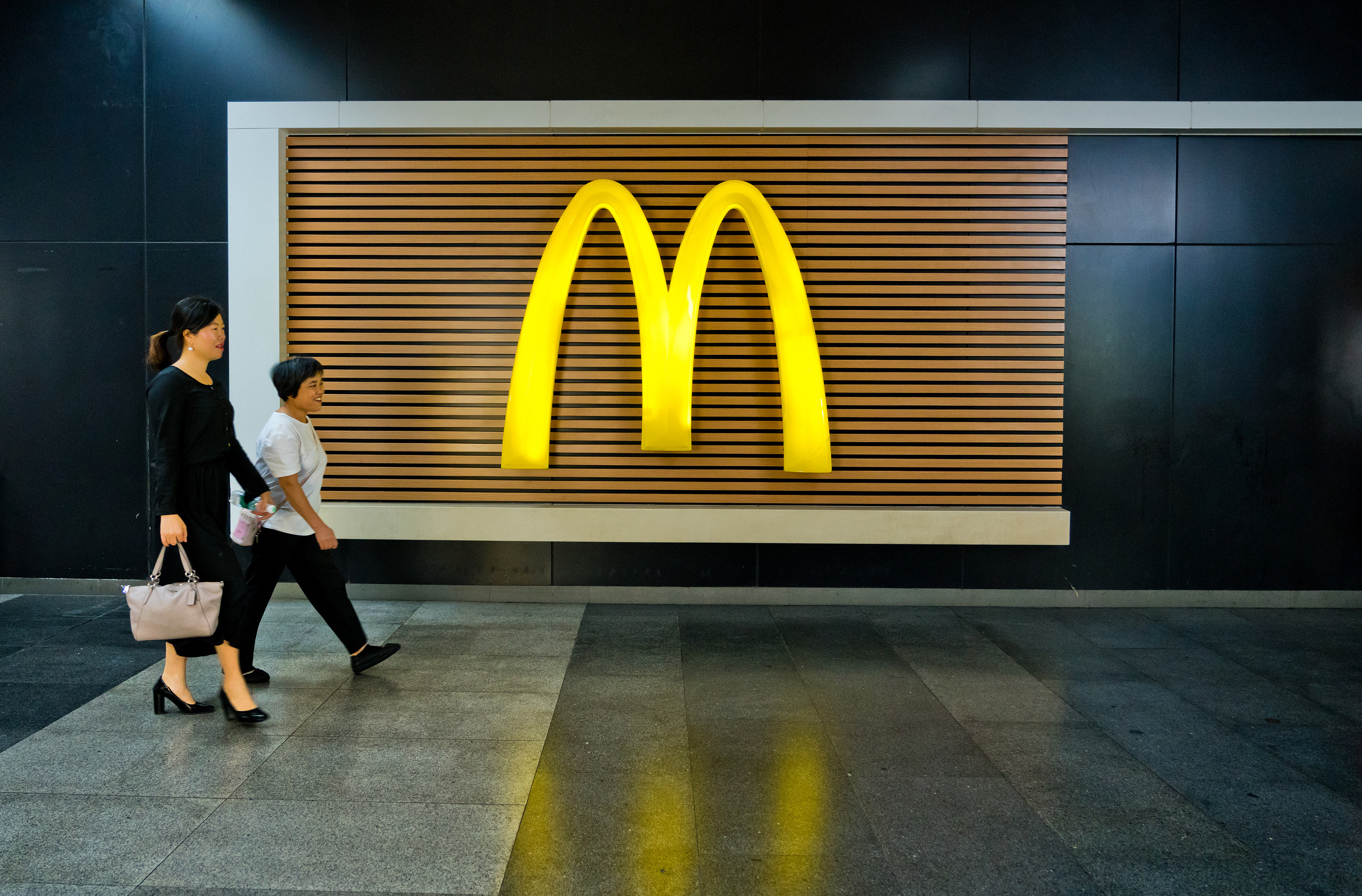 [Shutterstock] Shenzhen, China - October 22, 2019: Outside McDonald’s fast food restaurant, People walking casually towards.
Stock Photo ID: 1663339621