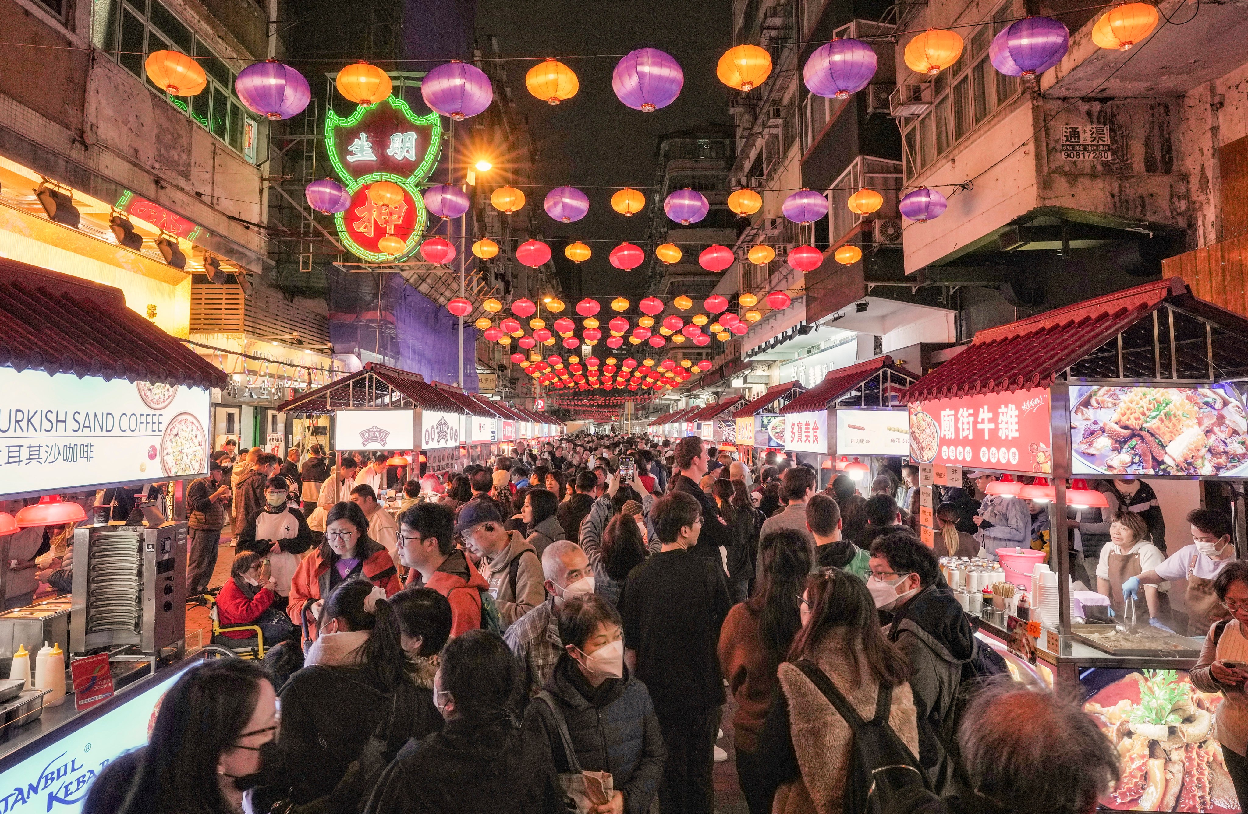 Crowds visit Temple Street night market on December 18. The impact of campaigns such as “Night Vibes Hong Kong” is small and short-lived. Photo: Elson LI