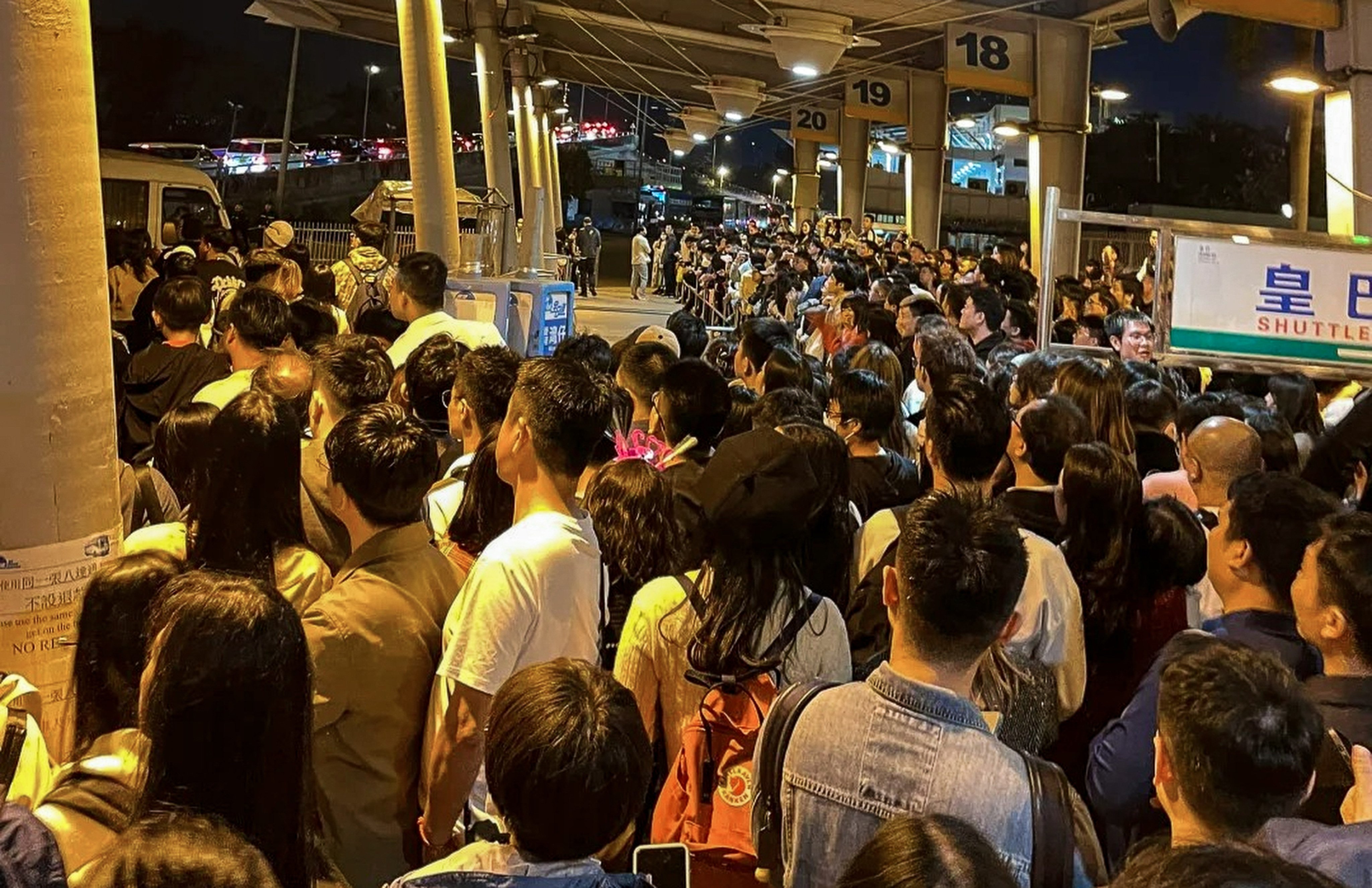 Tourists were stuck in long queues to get buses at the Lok Ma Chau checkpoint after spending New Year’s Eve in Hong Kong. Photo: Xiaohongshu/Coco9632