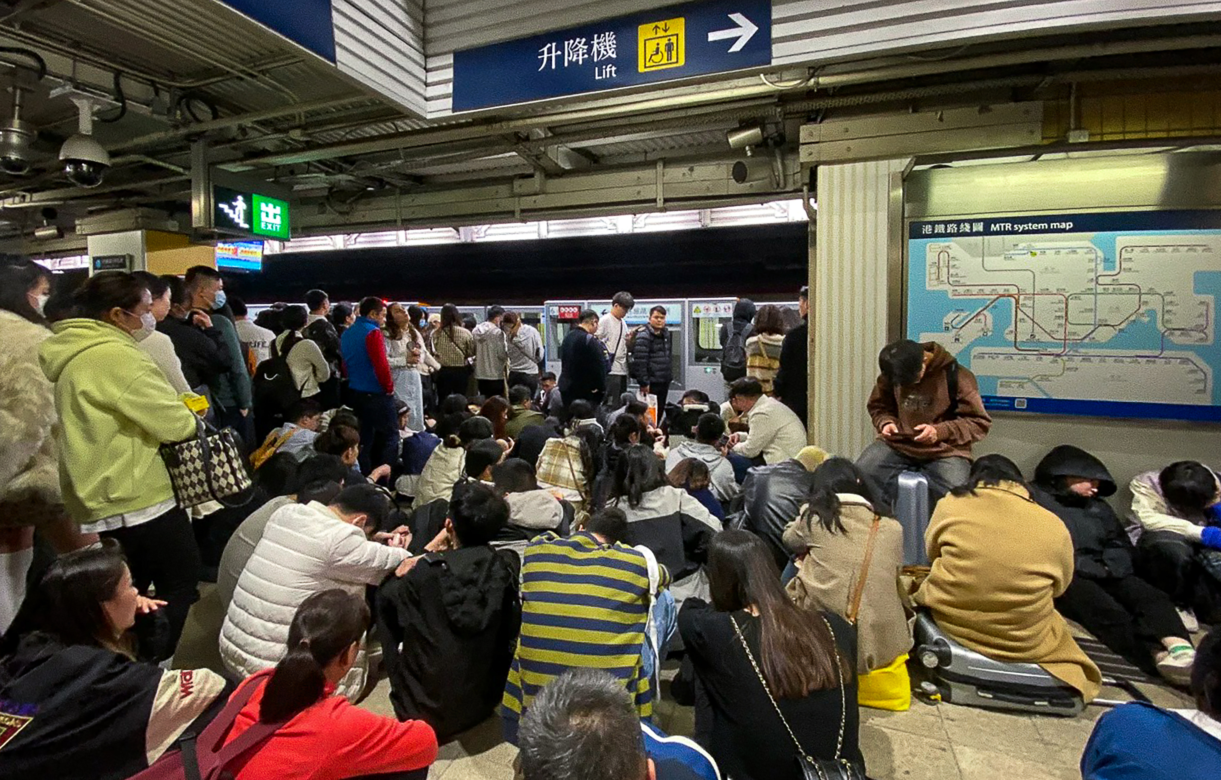 Tourists wait at Sheung Shui MTR station. Services to the Lo Wu and Lok Ma Chau Spur Line checkpoint stations were unavailable overnight at new year. Photo: Xiaohongshu/阿戚阿7