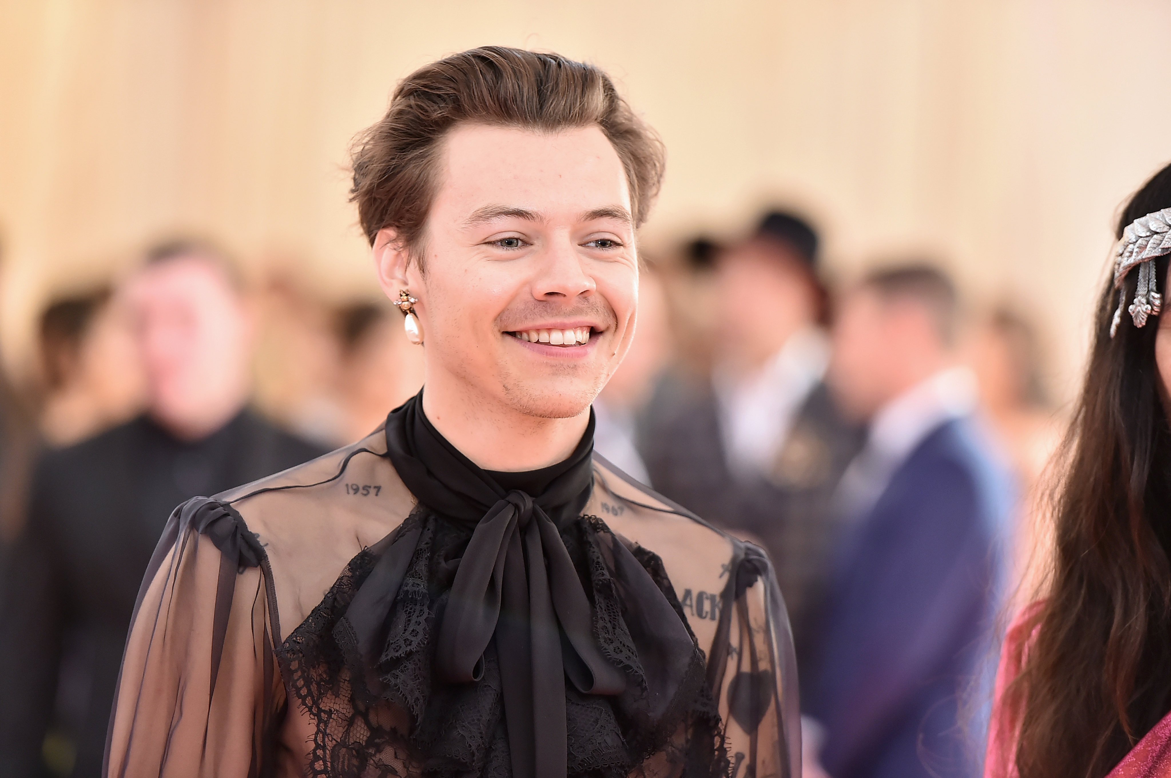 Harry Styles rocking feminine jewellery the 2019 Met Gala, which carried the theme “Celebrating Camp: Notes on Fashion”. Photo: WireImage
