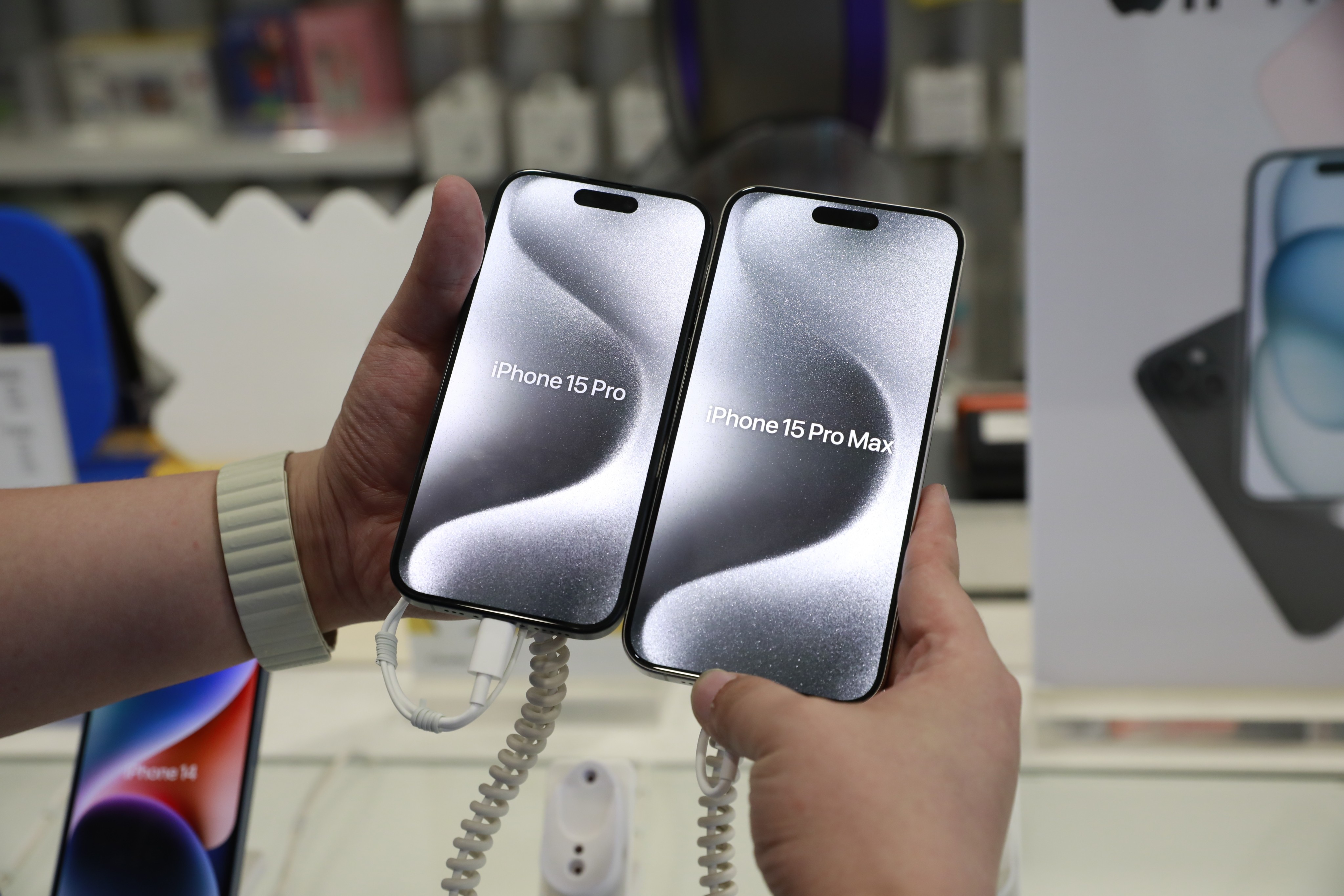 Apple’s iPhone 15 Pro and Pro Max models are seen on display at a store in Xian, capital of northwestern Shaanxi province, on September 22, 2023. Photo: Shutterstock