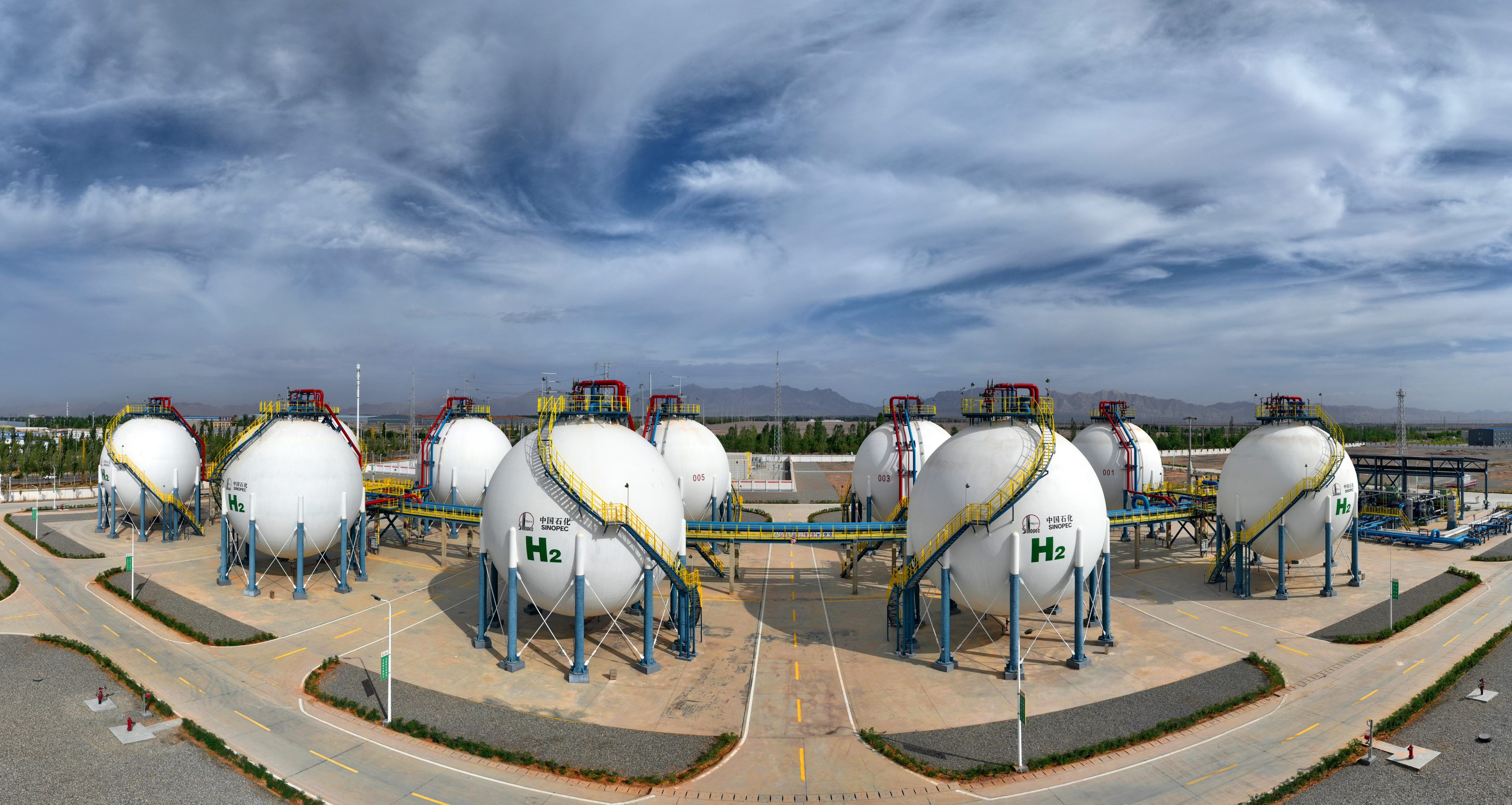 Hydrogen storage tanks stand at Sinopec’s Kuqa project, in the Xinjiang Uygur Autonomous Region of China, on August 30, 2023. Photo: Getty Images