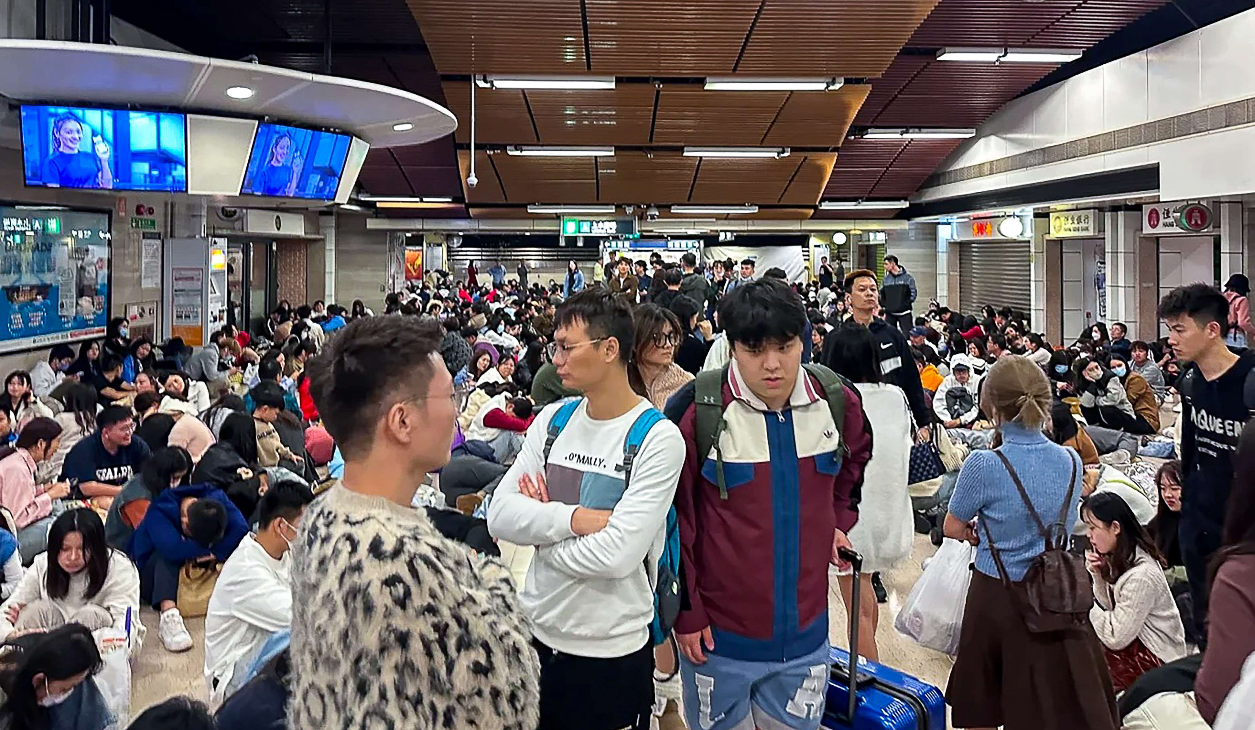 Visitors trying to return to mainland China wait for trains at the Sheung Shui MTR station in the early hours of New Year’s Day. Photo: Xiaohongshu/甜豆呀甜豆