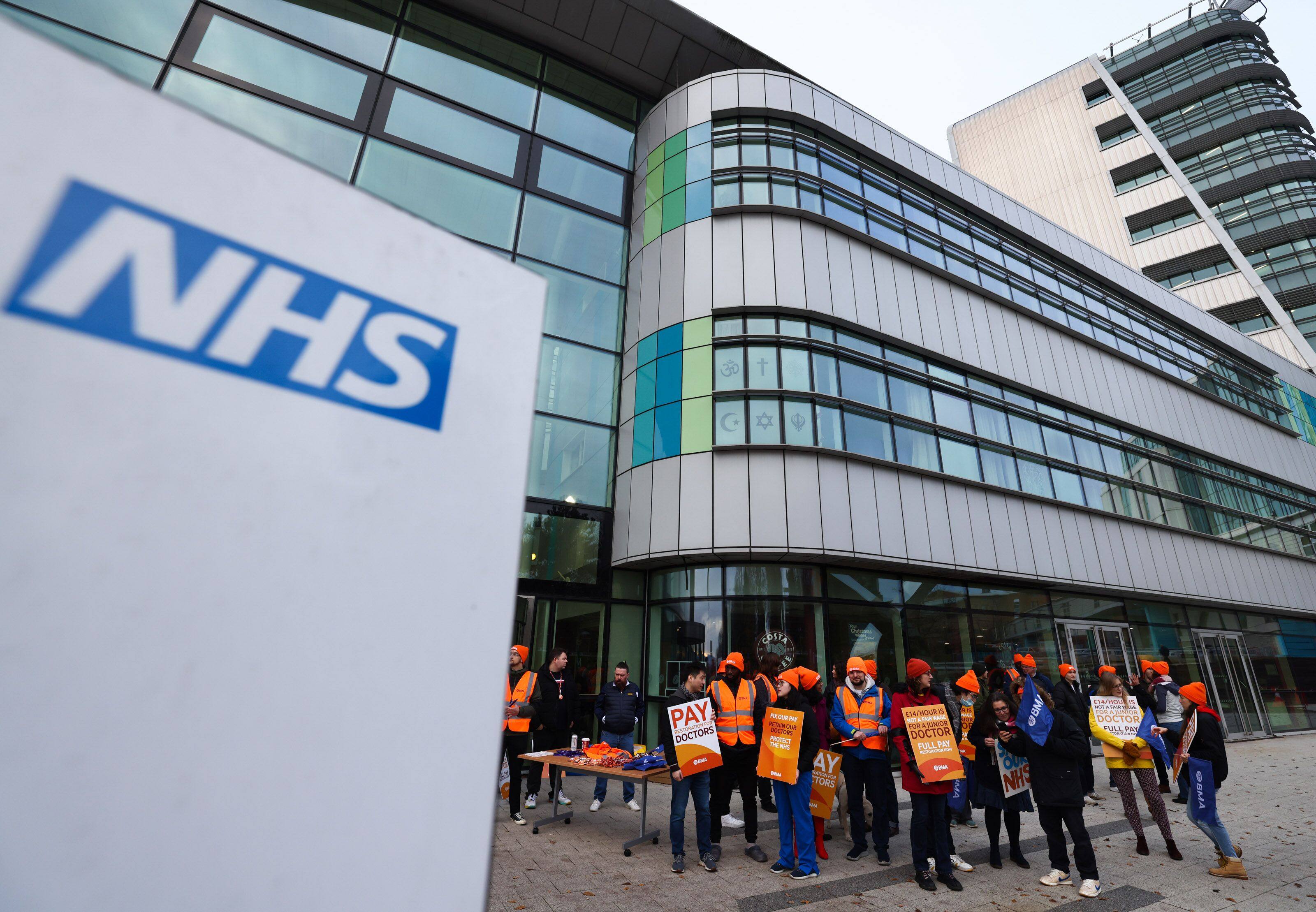 Junior doctors in England begin a 6-day walkout as their months-long pay dispute drags on, adding pressure on the National Health Service and dealing another blow to Rishi Sunak’s pledge to cut waiting lists. Photo: Bloomberg/File