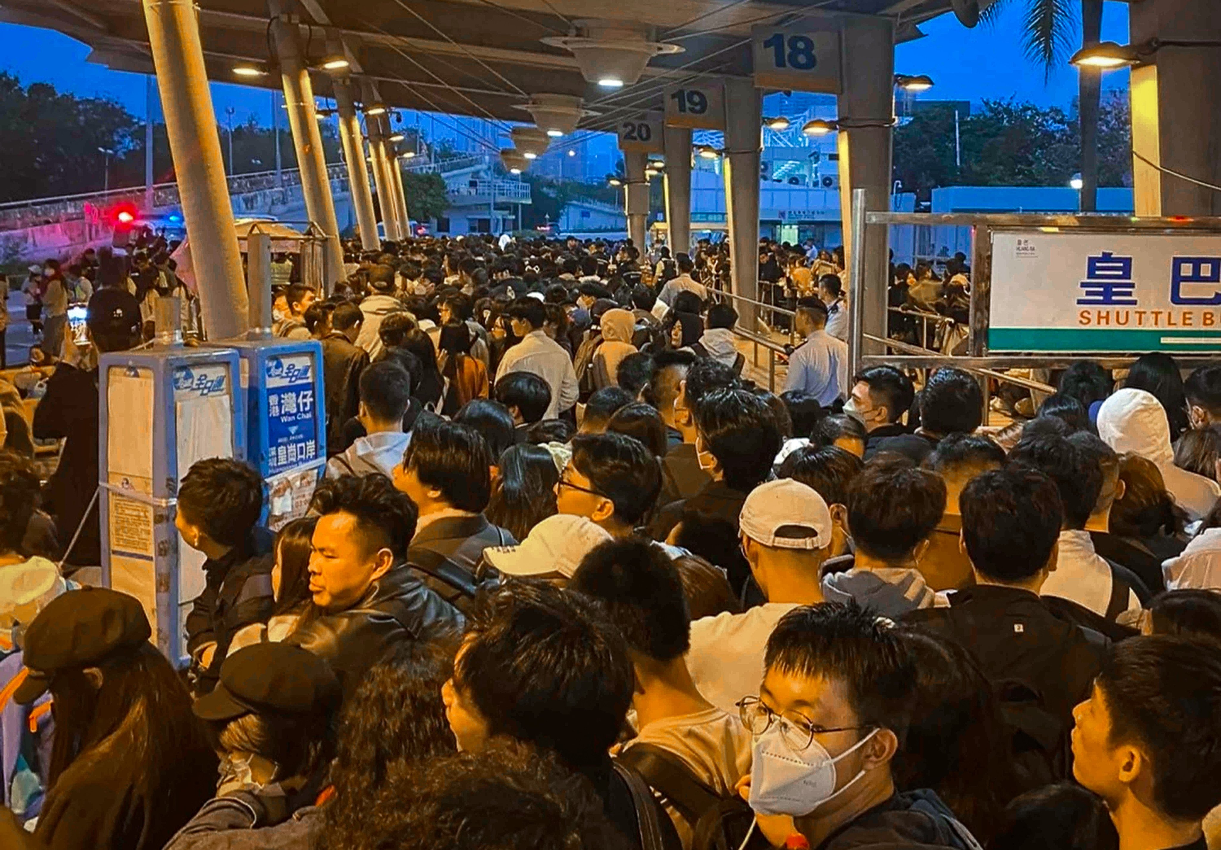 Tourists stuck in long bus queues at the Lok Ma Chau checkpoint after New Year’s Eve celebrations. Photo: Xiaohongshu/乐书叶