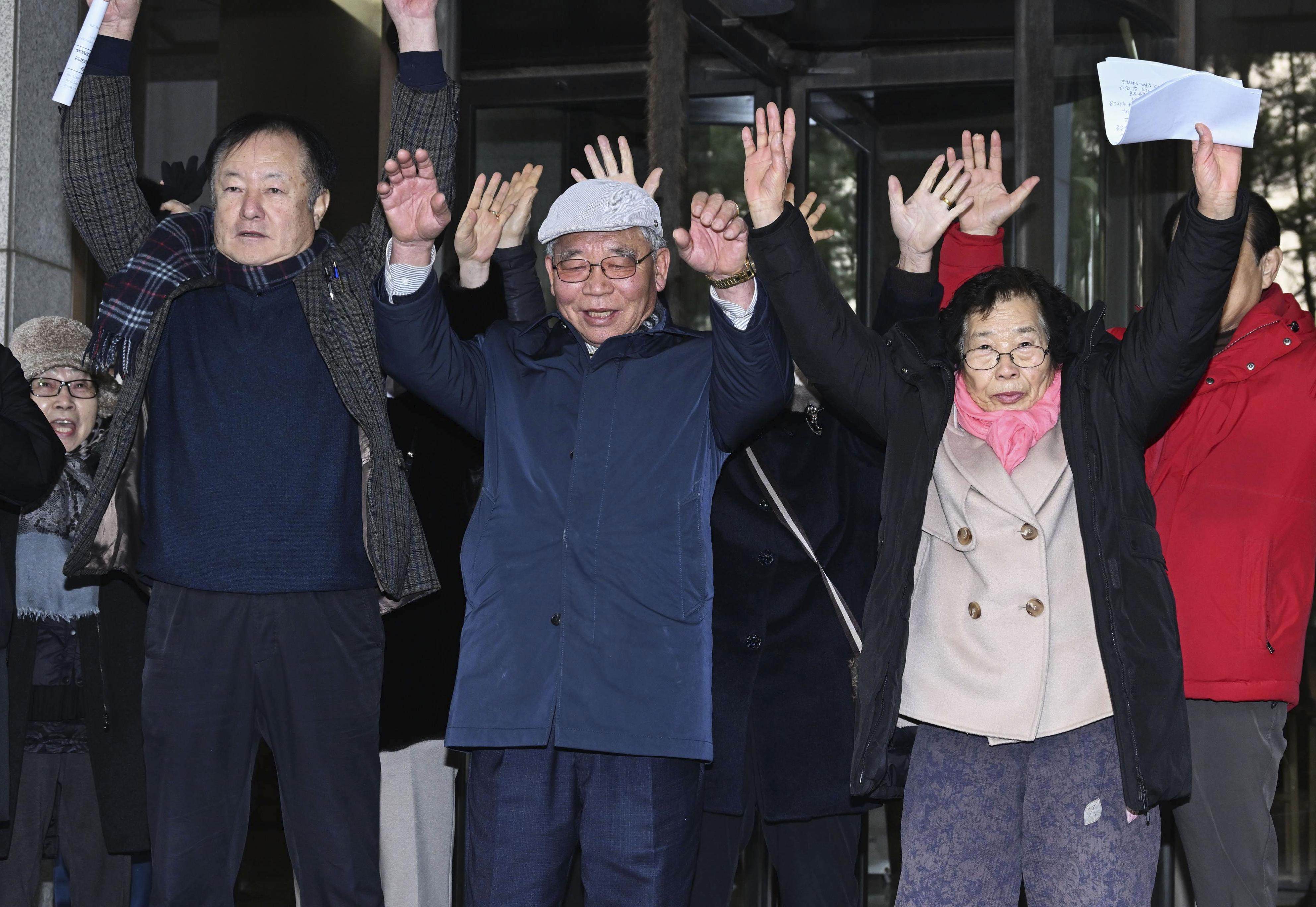 Plaintiffs and others celebrate in Seoul on December 28 after South Korea’s Supreme Court upheld decisions by lower courts ordering Japanese companies Hitachi Zosen Corp. and Mitsubishi Heavy Industries Ltd. to pay damages over wartime labour. Photo: Kyodo