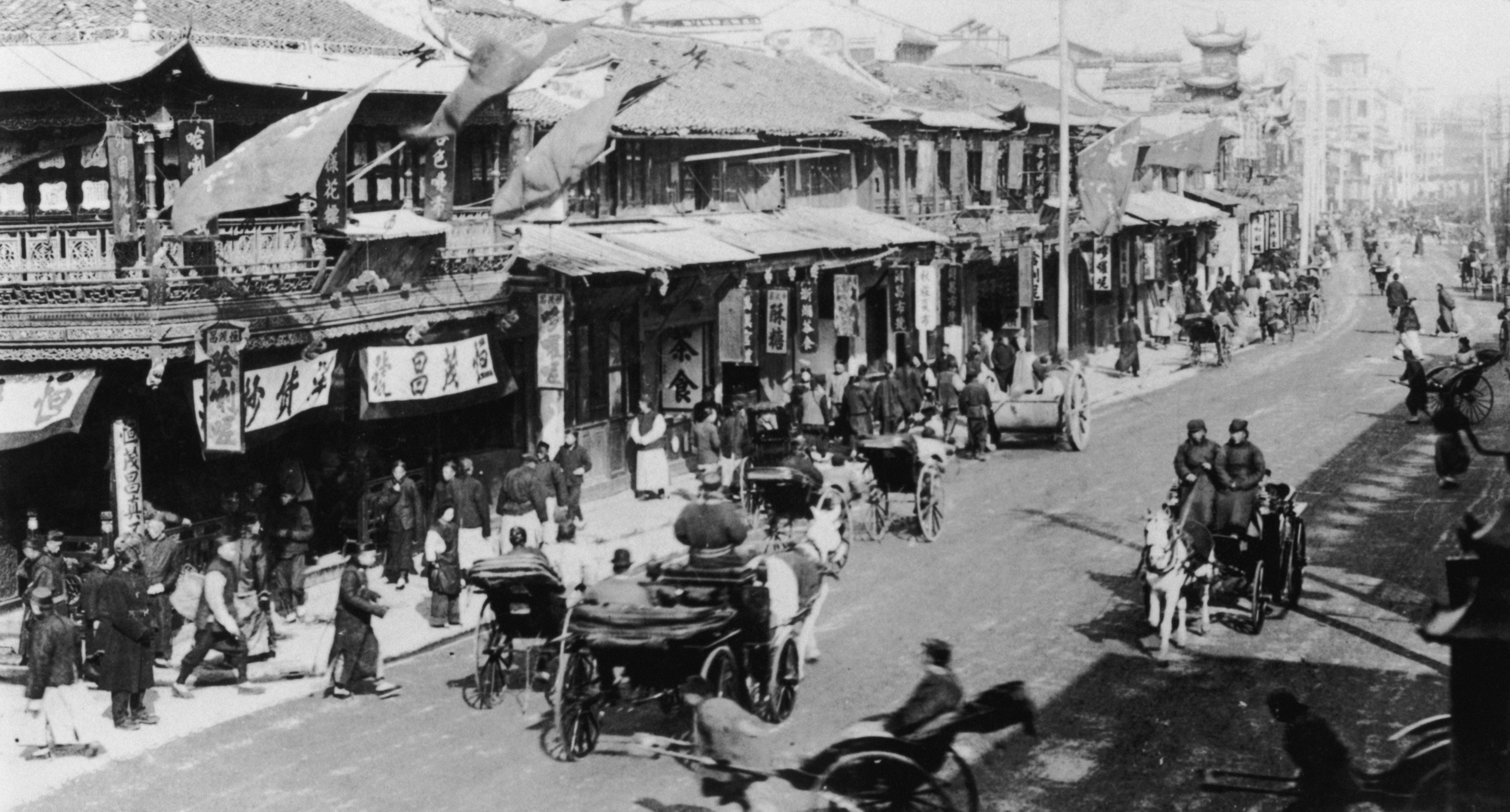 A view of Upper Nanking Road in Shanghai, China, on June 5, 1925. Ancient Chinese traffic rules dictated that unlawful speeding on horseback or when driving animal-drawn carriages could result in offenders being fined or flogged. Their livestock would certainly be confiscated. Photo: Getty Images