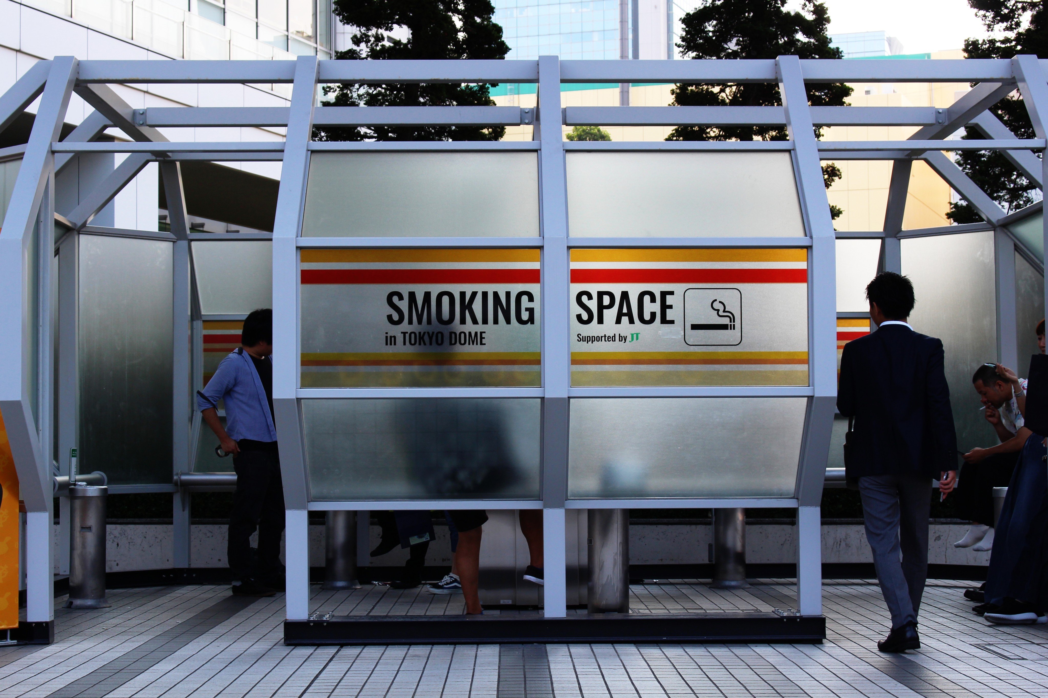 People use a smoking space in Tokyo. Photo: Shutterstock