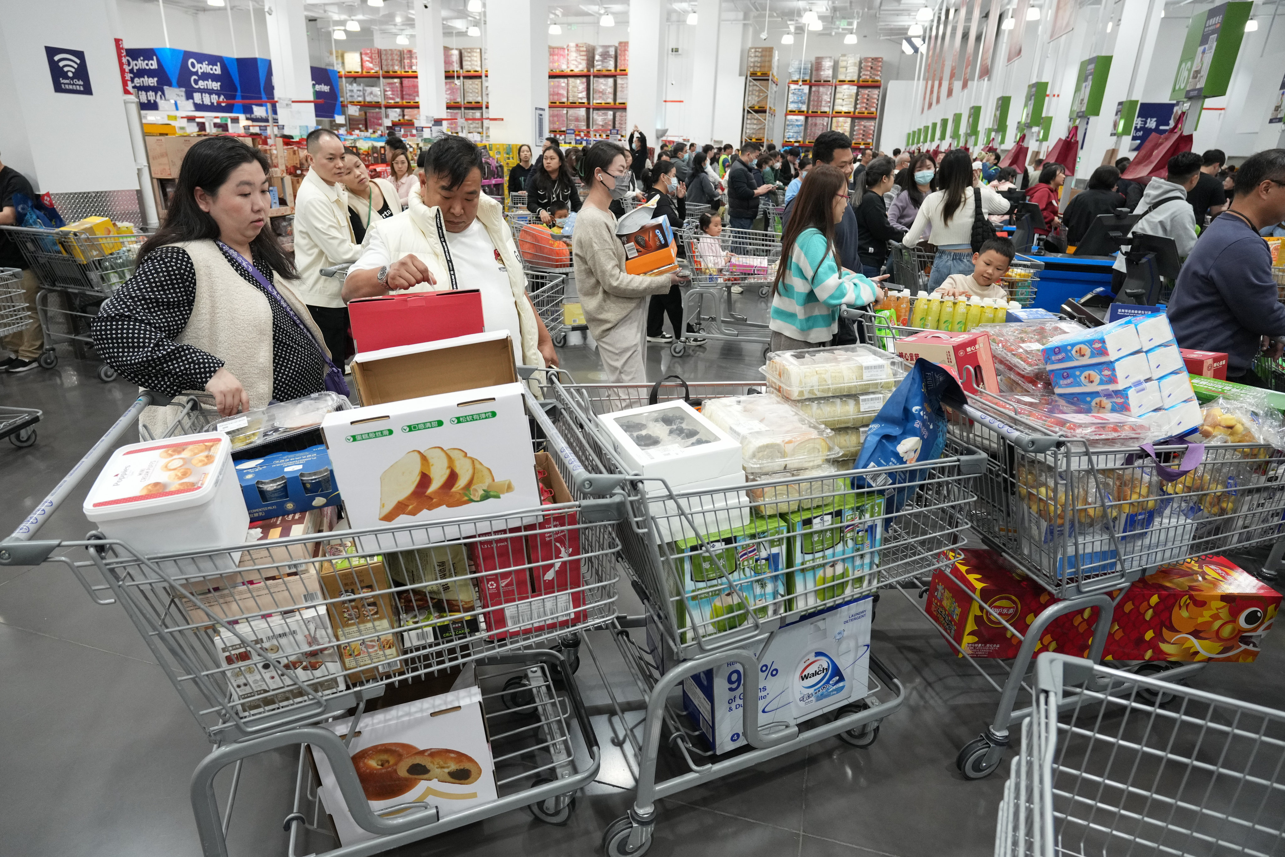Hongkongers at a Sam’s Club outlet in Shenzhen stock up on goodies. Photo: Eugene Lee