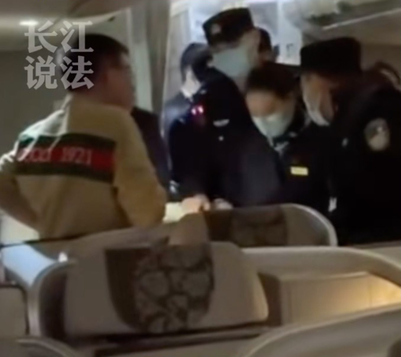 The angry passenger argues with cabin crew and police, incurring the wrath of his fellow fliers. Photo: Douyin