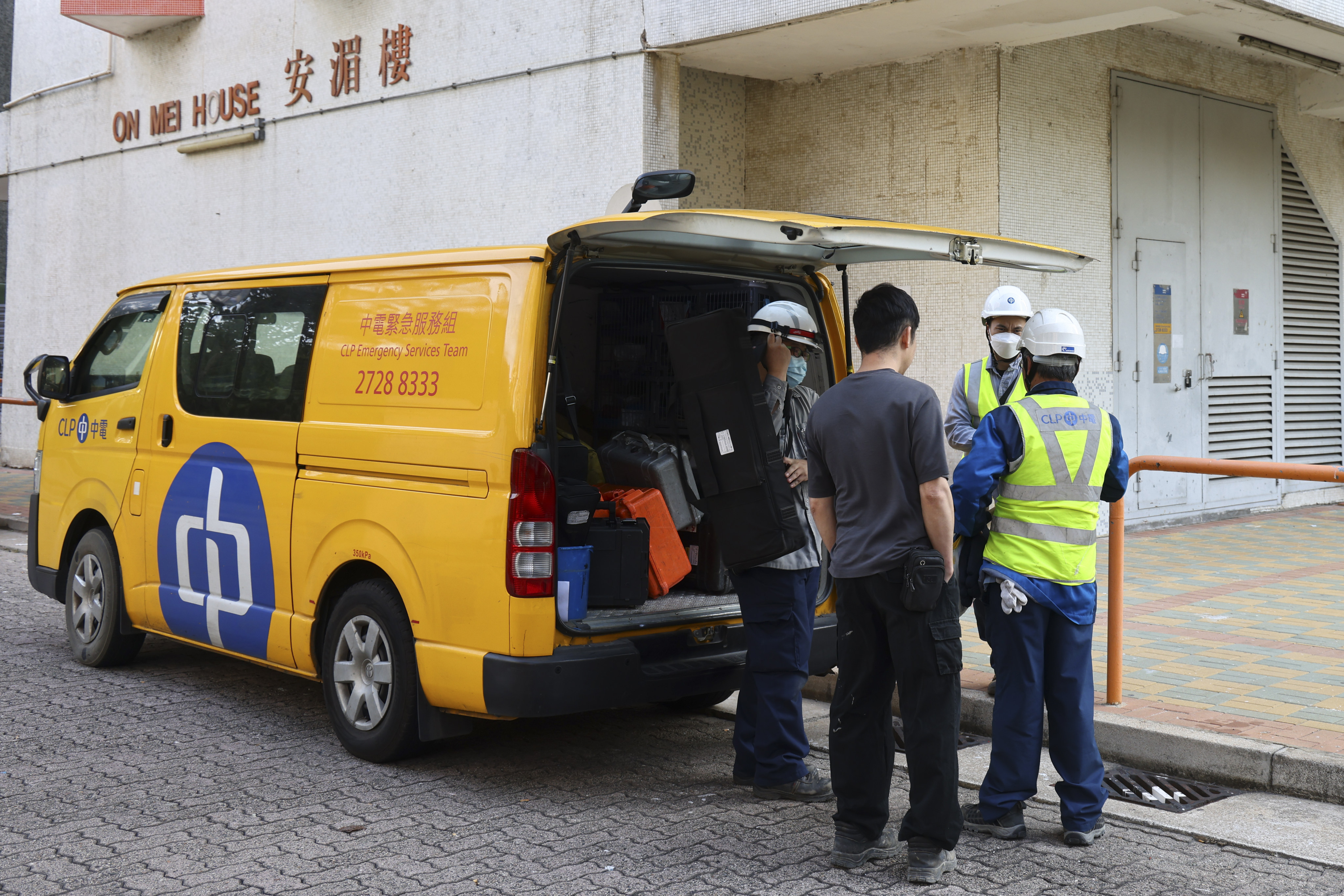 CLP workers were sent to the estate in Tsing Yi on Sunday. Photo: Dickson Lee