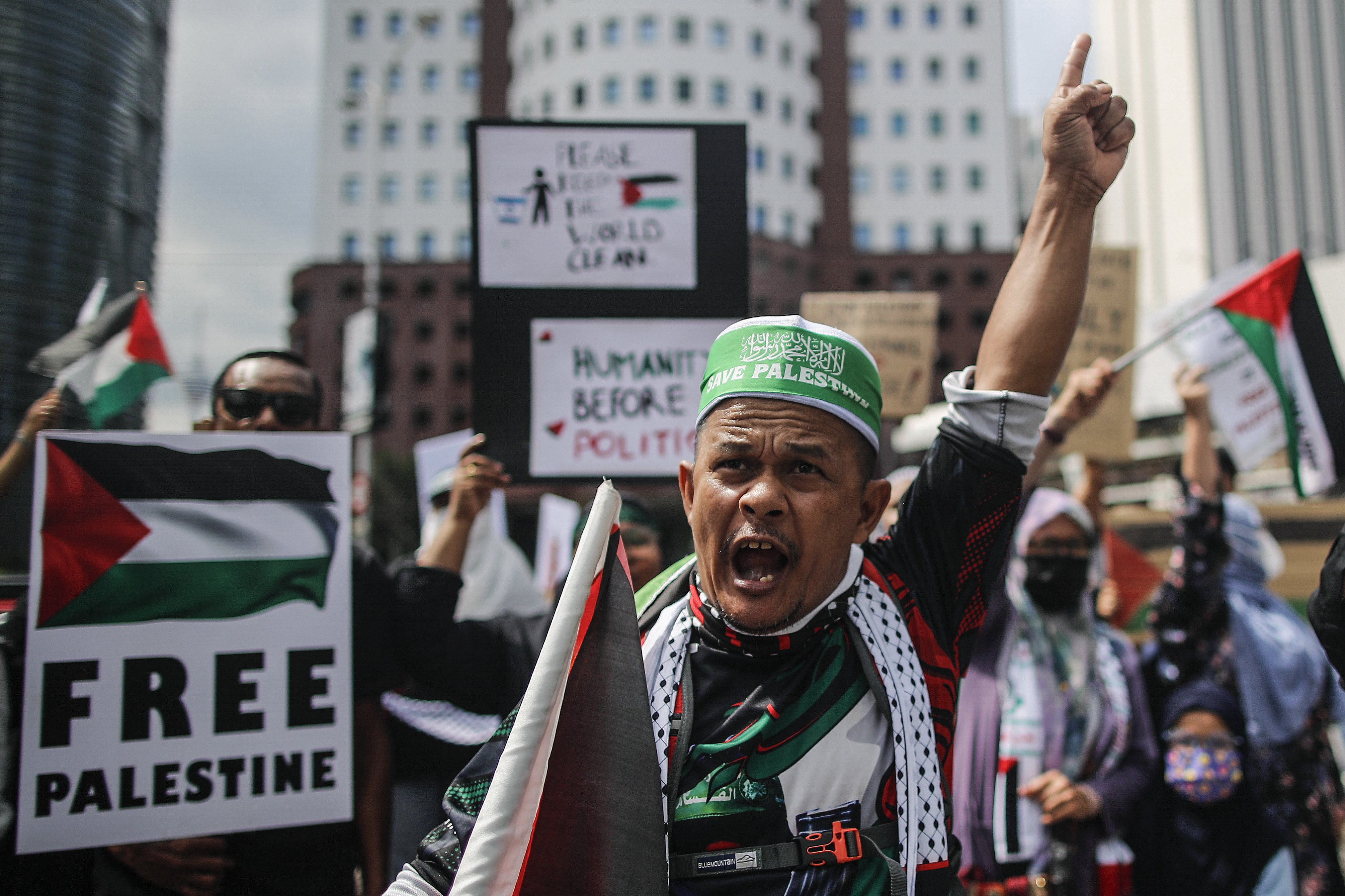 A man yells during a pro-Palestine rally near the US embassy in Kuala Lumpur on December 22, 2023. Religious authorities in Malaysia and Indonesia have called on Muslims to boycott Israel and companies that support Israel. Photo: EPA-EFE