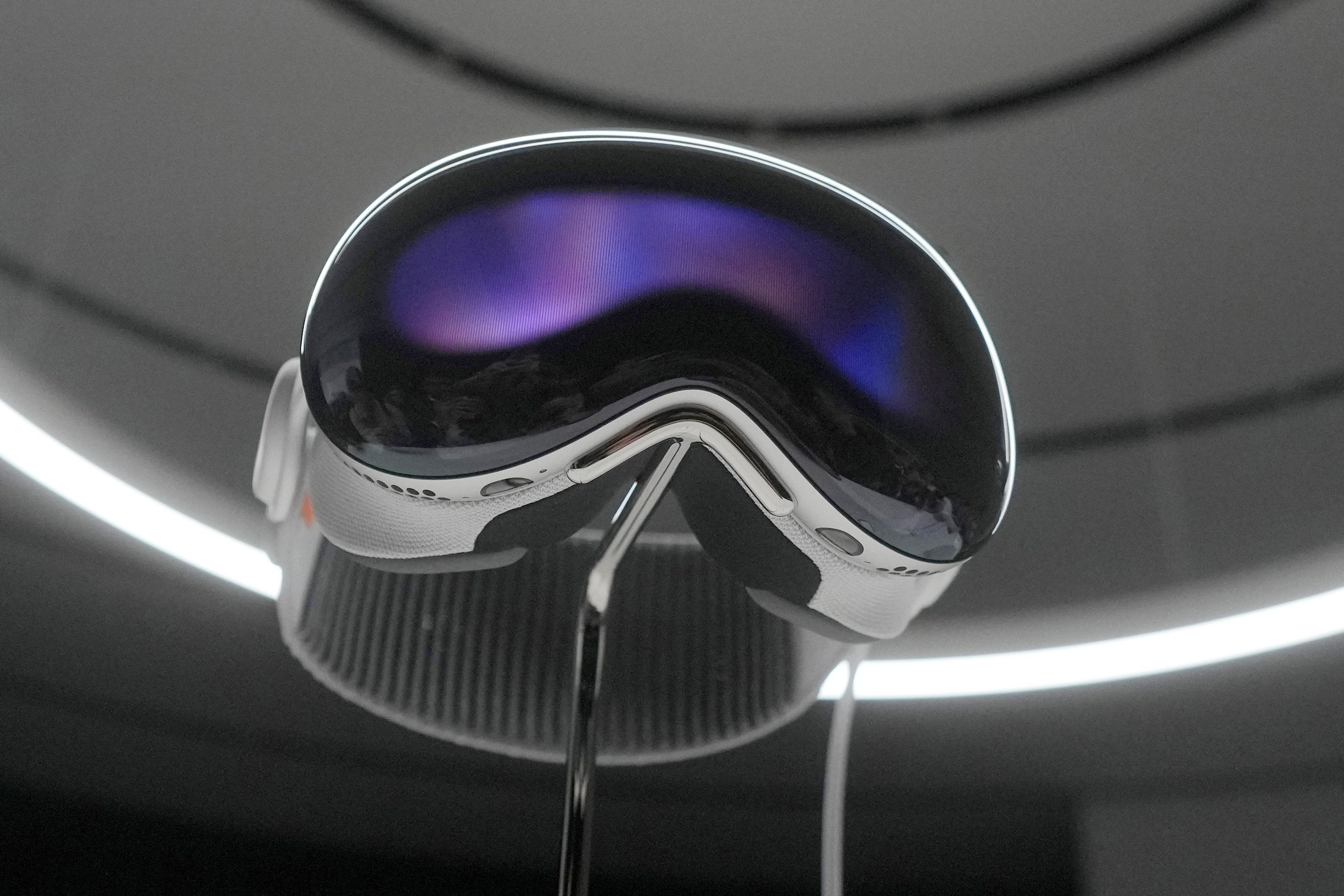 The Apple Vision Pro headset is displayed in a showroom on the company's campus in Cupertino, California, after its unveiling on June 5, 2023. Photo: AP