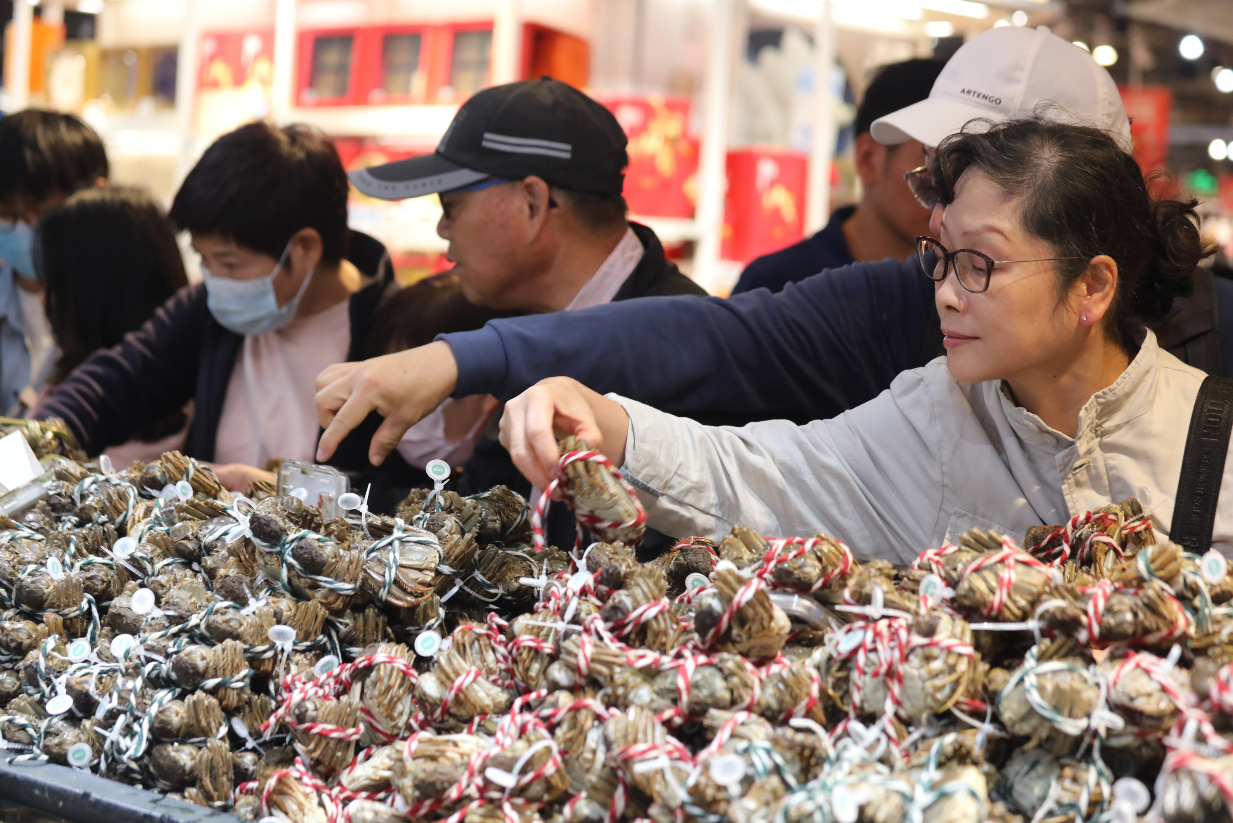 Hema Xiansheng’s supermarket in Shenzhen’s Futian district is popular among Hongkongers for its crabs. Some in Hong Kong seem to expect mainlanders to spend in Hong Kong, without wanting Hongkongers to spend in Shenzhen. Photo: Xiaomei Chen
