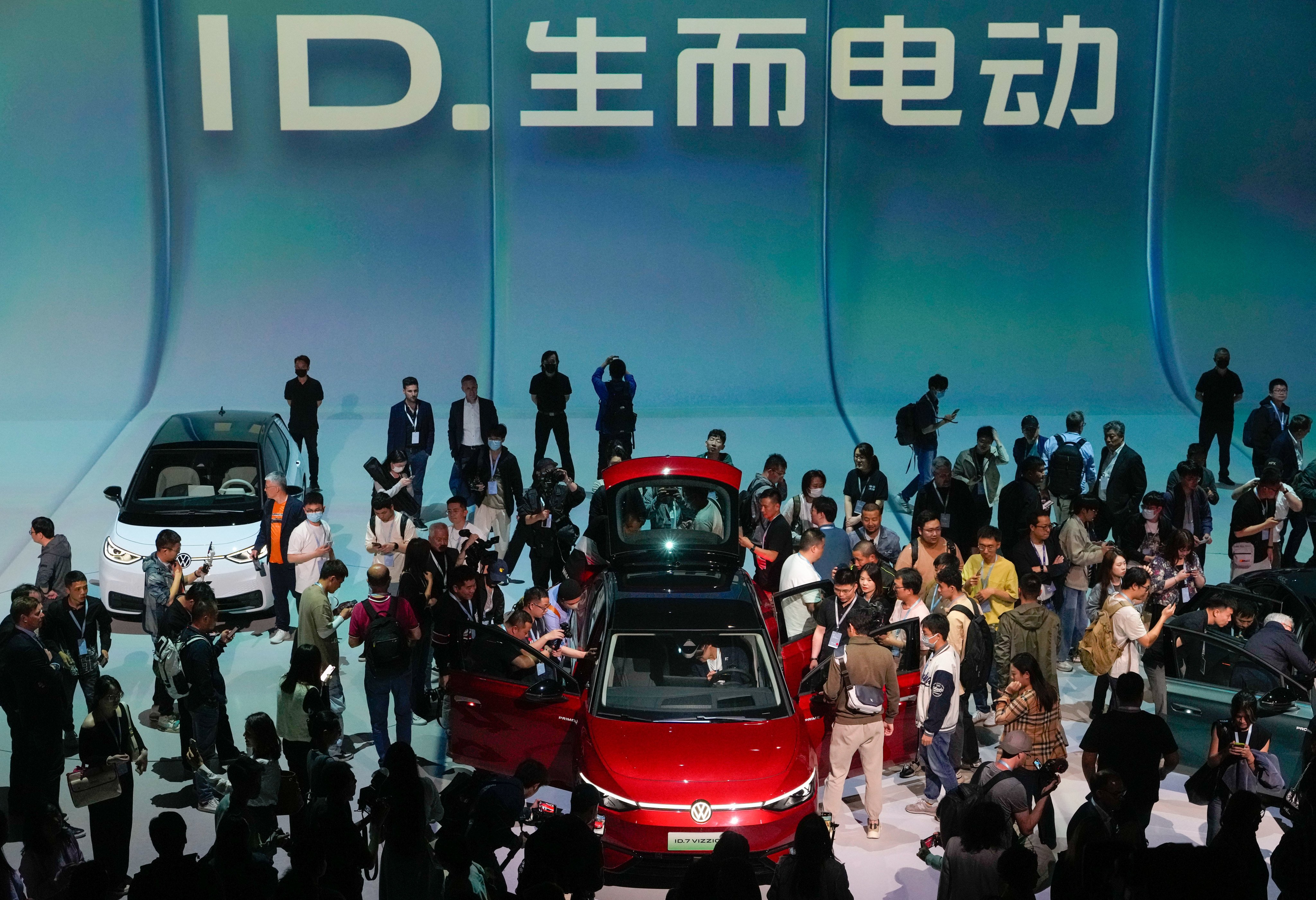 Attendees look at the Volkswagen ID.7 Vizzion, a new electric sedan, during its world premiere on the eve of the Auto Shanghai 2023 show in Shanghai on April 17, 2023. Photo: AP