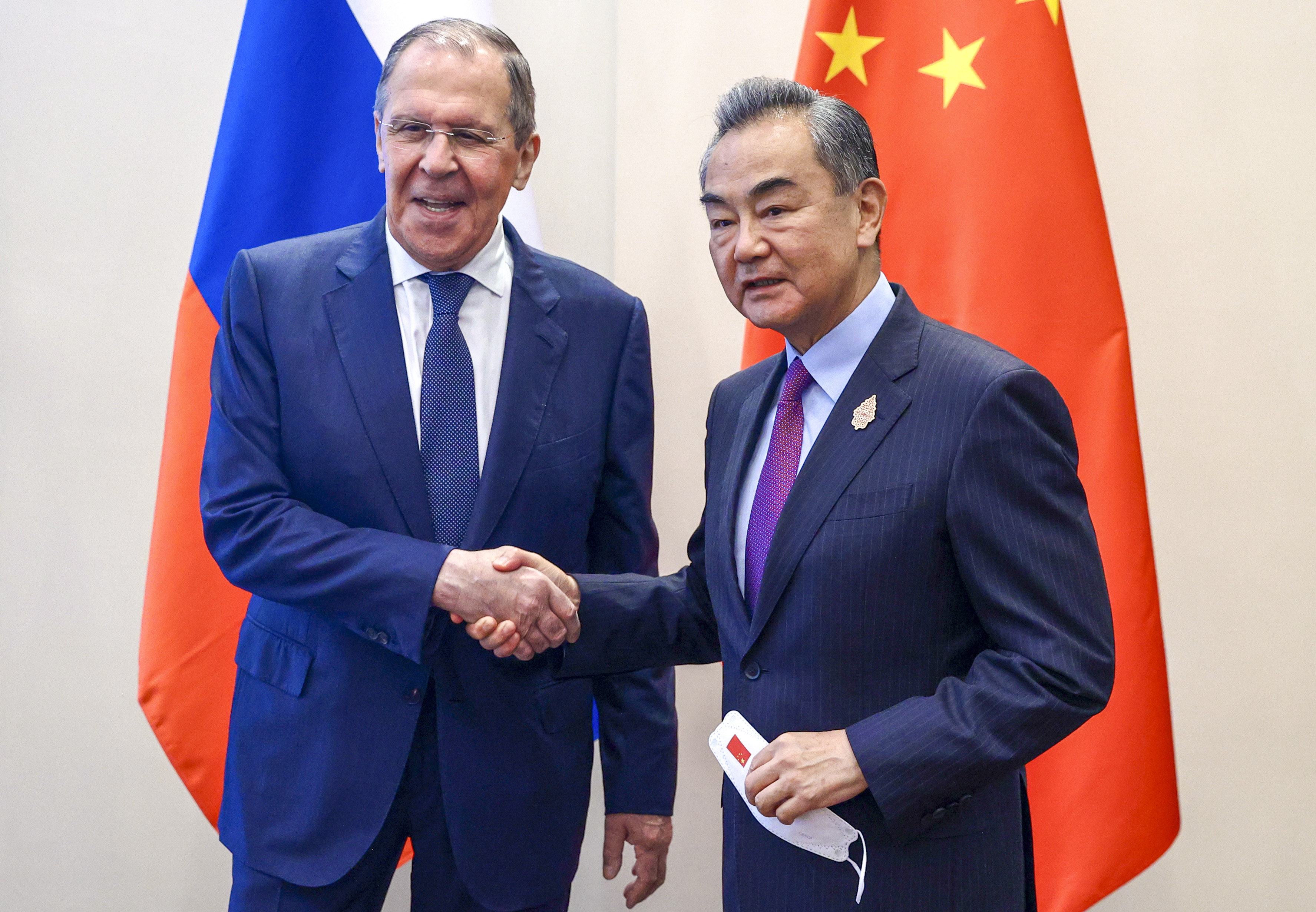 Russian Foreign Minister Sergey Lavrov (left) and his Chinese counterpart Wang Yi discussed the Israel-Gaza conflict and other issues in a phone call on Wednesday. Photo: EPA-EFE