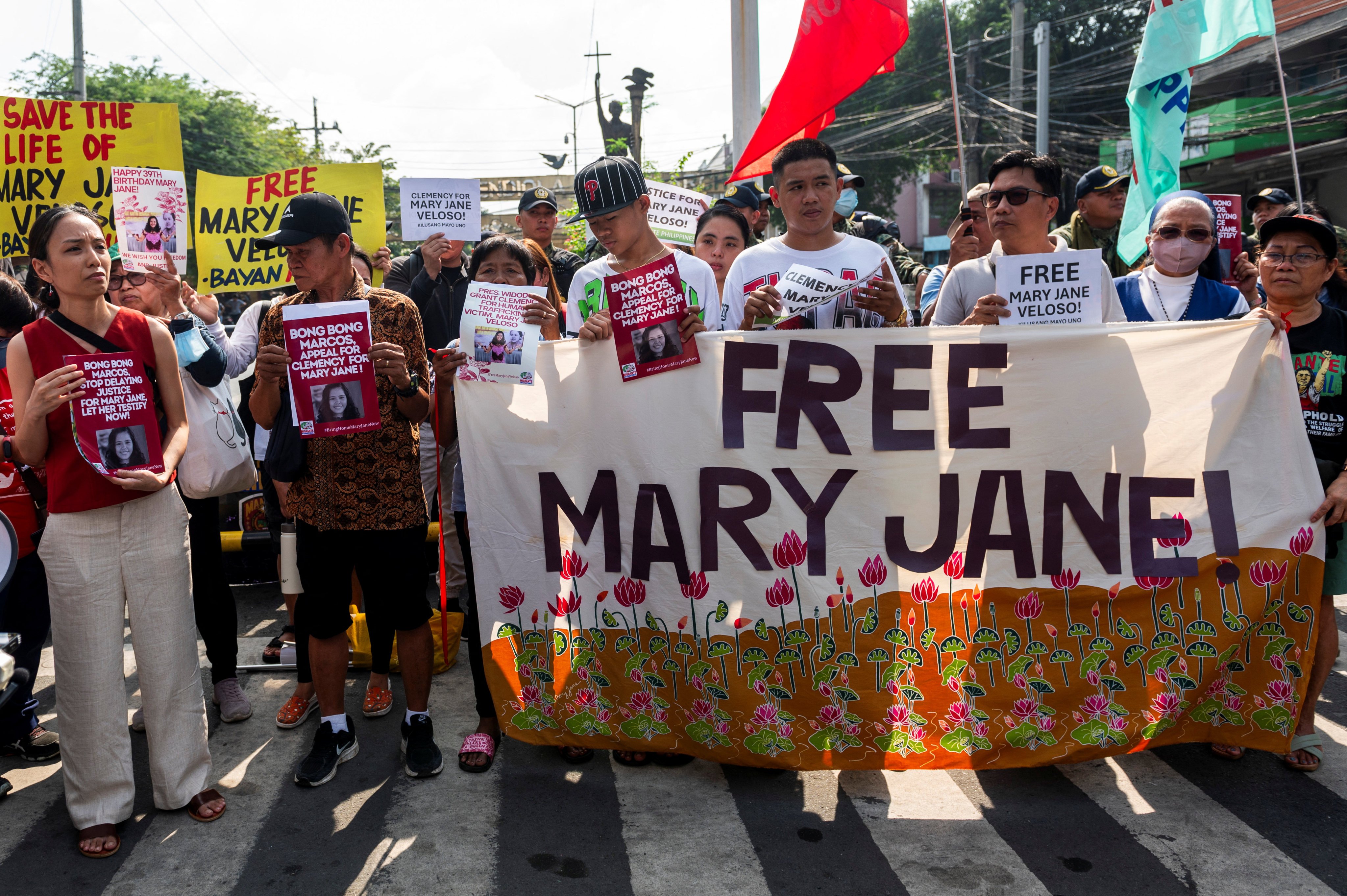 Relatives and supporters of Mary Jane Veloso hold a protest to appeal for her clemency in Manila on January 10. Photo: Reuters
