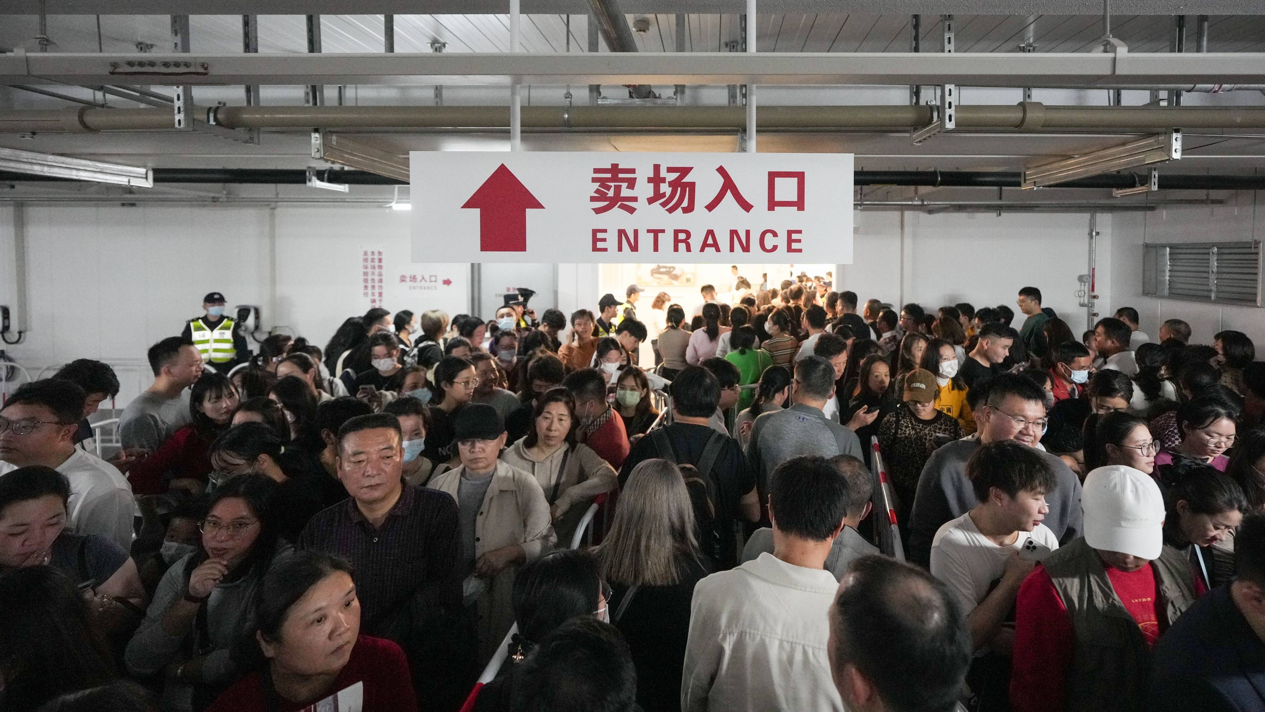 Eager shoppers at Costco Wholesale’s new store in Shenzhen. Photo: Eugene Lee
