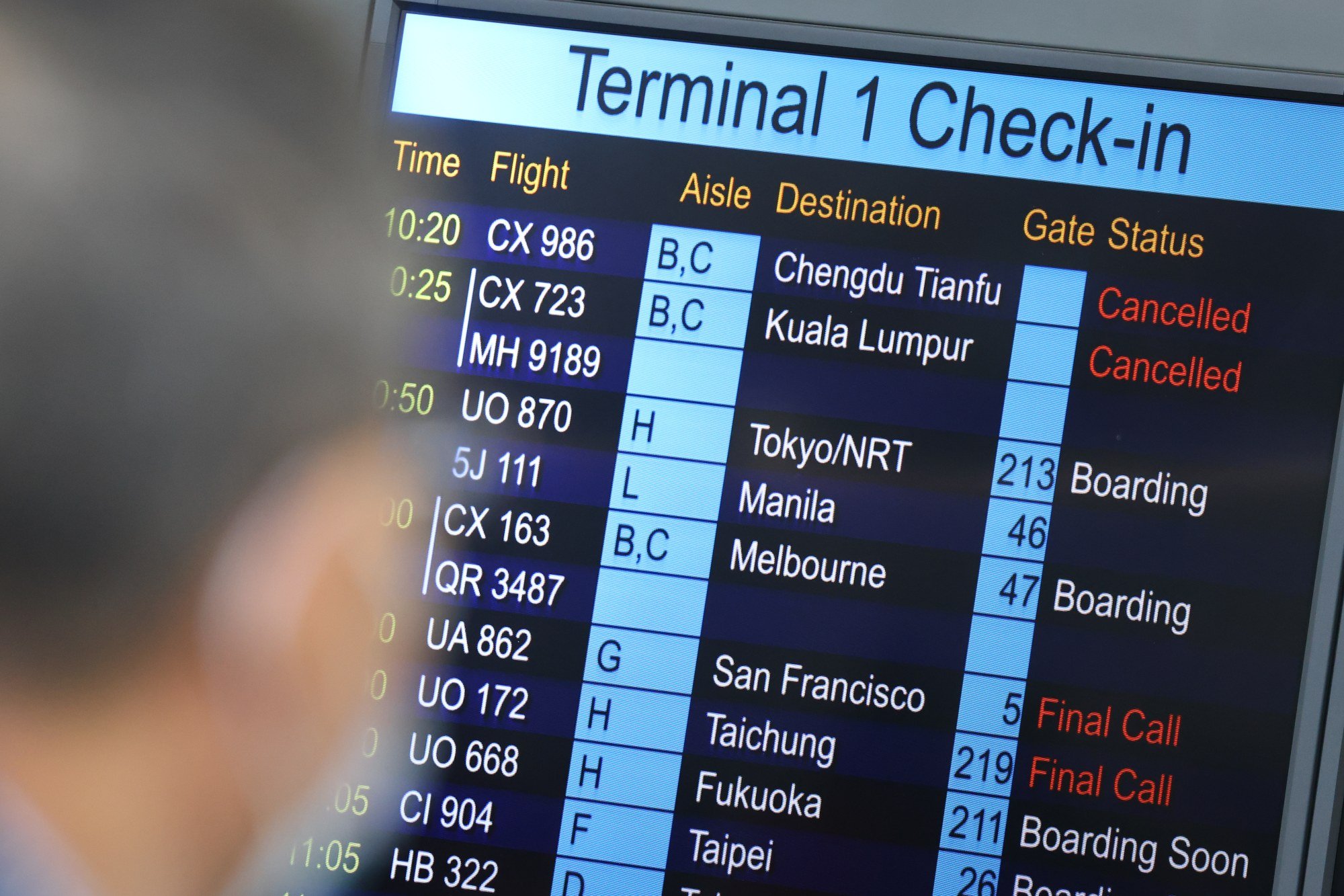 ¿Cómo están afrontando los clientes de Cathay Pacific de Hong Kong las interrupciones de los vuelos?