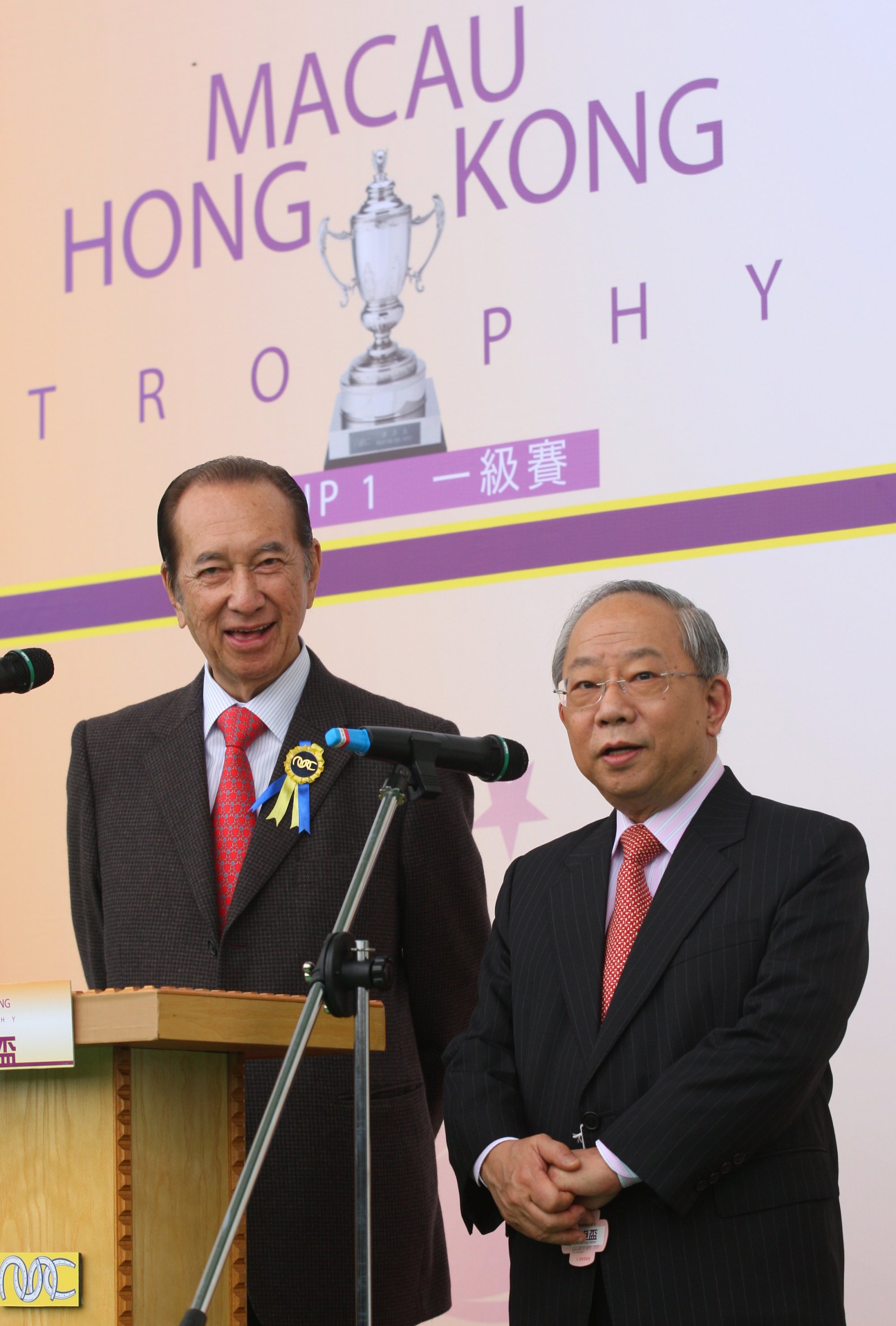 Stanley Ho (left) at Taipa racecourse in 2009.
