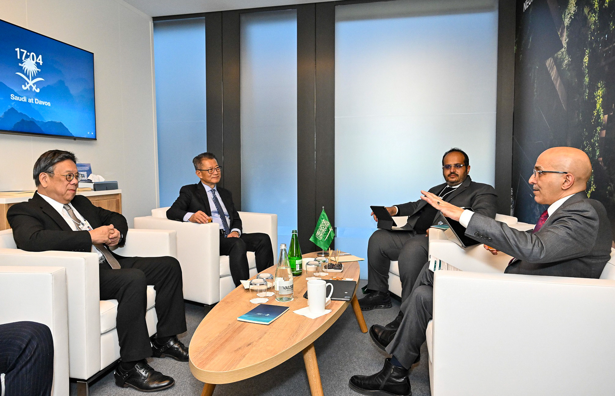 Hong Kong finance chief Paul Chan (second left) and Saudi finance minister Mohammed al-Jadaan (right) meet at Davos in Switzerland. Photo: ISD