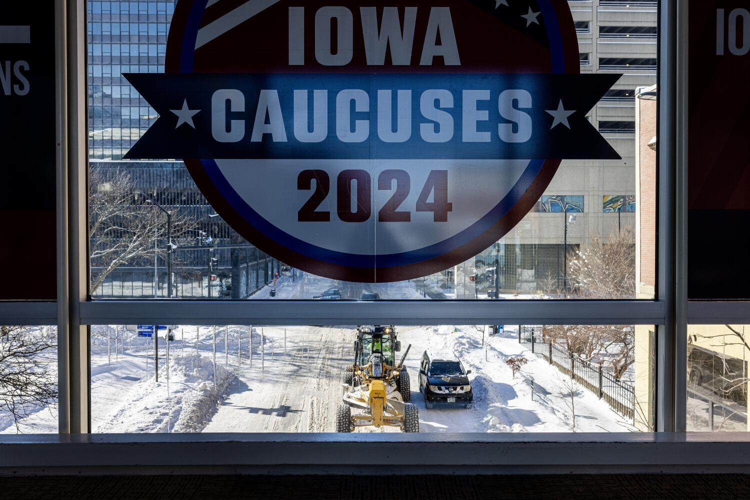 Icicles hang from a skywalk window as a snow plough clears streets ahead of the caucus vote in Des Moines, Iowa. Photo: Los Angeles Times / TNS
