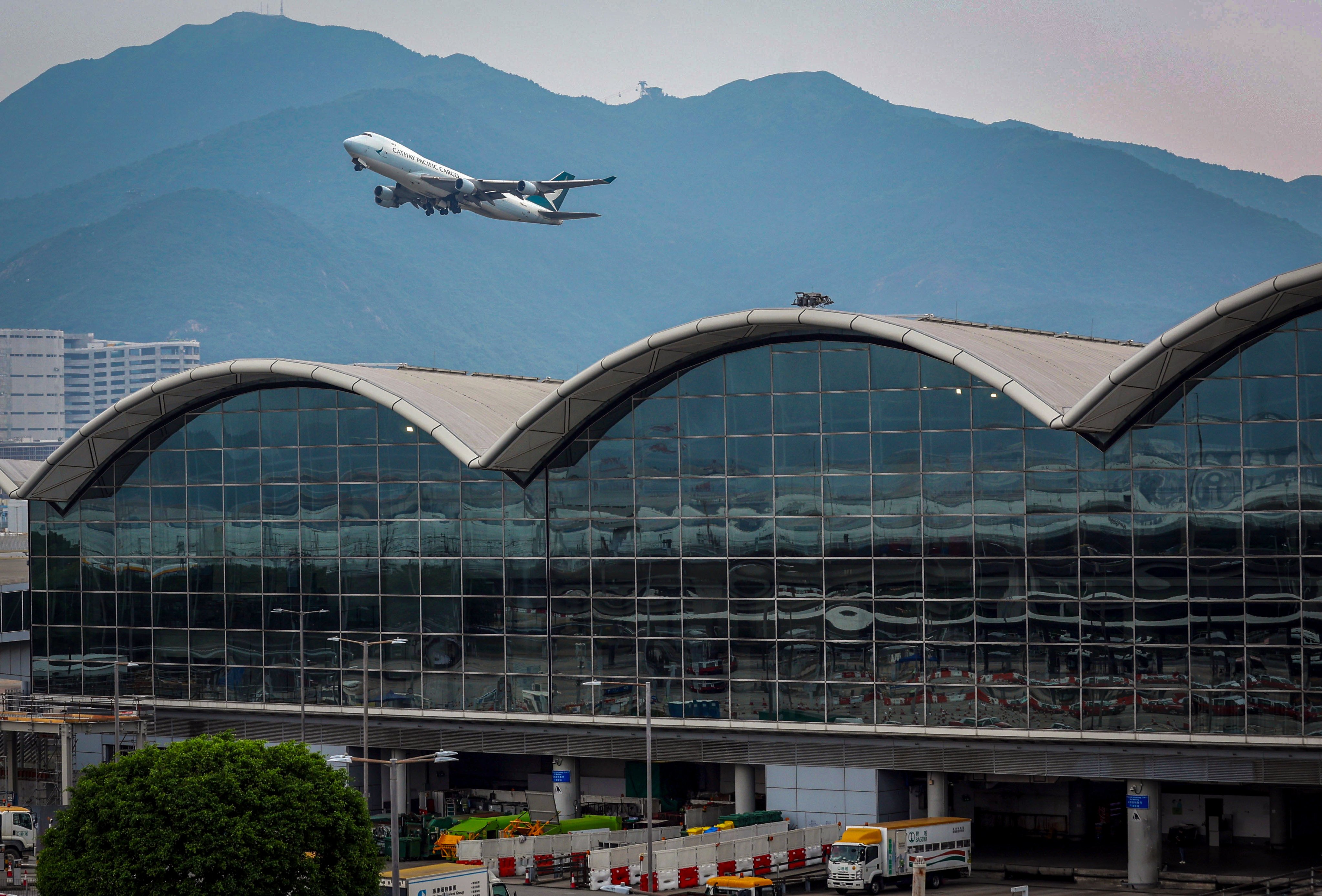 A Cathay Pacific airplane takes off at the Hong Kong International Airport. HSBC, BOCHK and other banks and brokers have offered a wide range of fee waivers for the AAHK bonds, which has also helped to boost sales. Photo: Yik Yeung-man