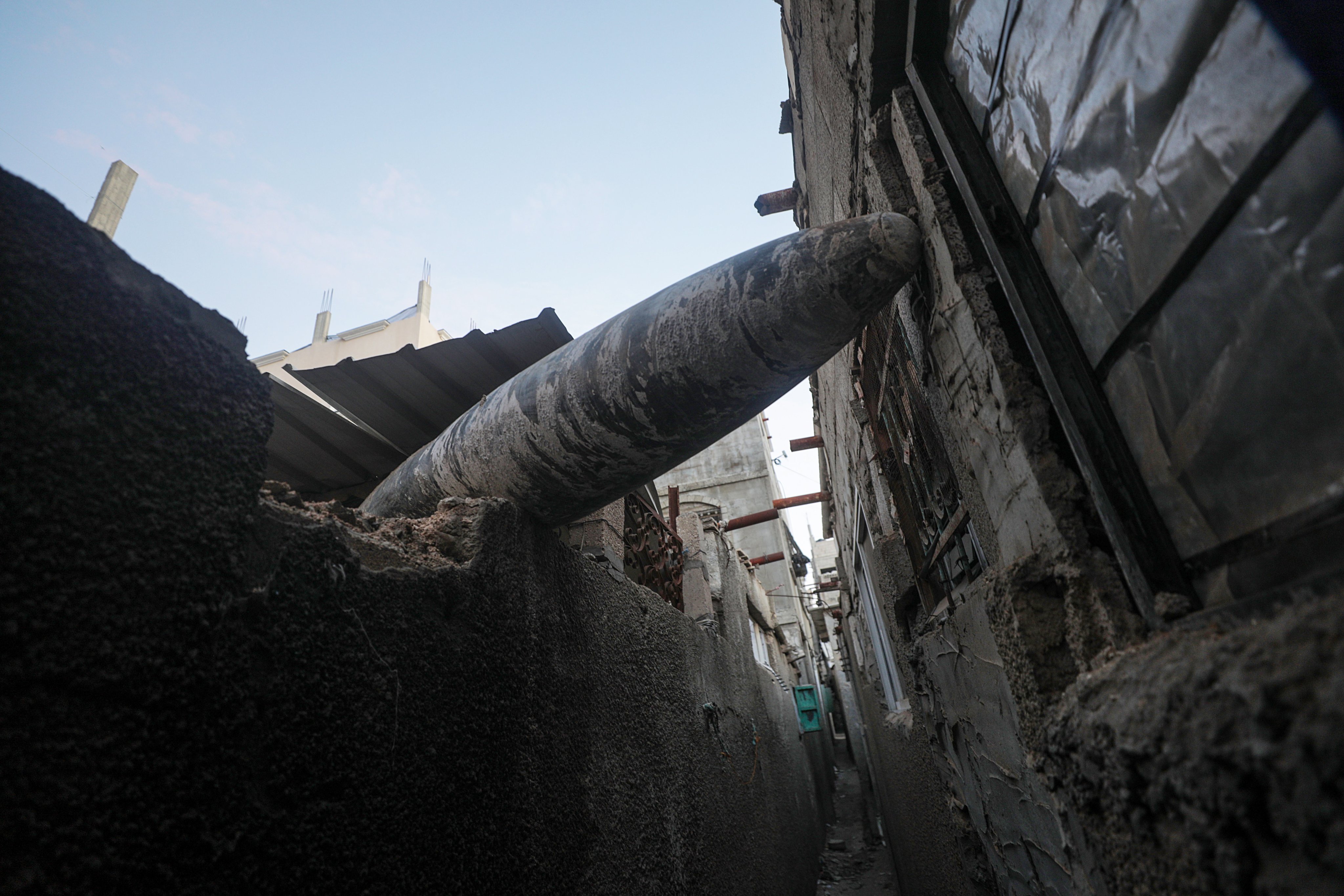 An unexploded missile stuck between two homes in Al Nusairat refugee camp in the southern Gaza Strip. Photo: EPA-EFE