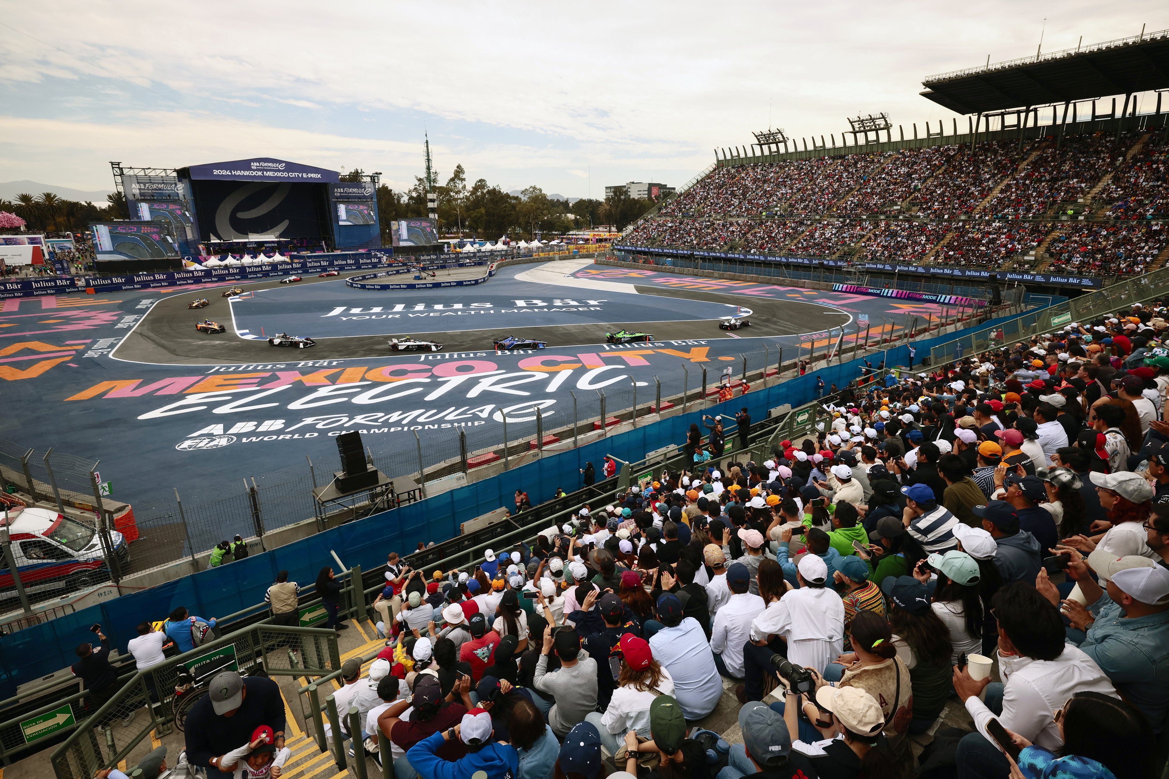 Race cars pass the crowded Foro Sol during the Formula E Mexico City E-Prix on January 13, 2024. Photo: EPA-EFE