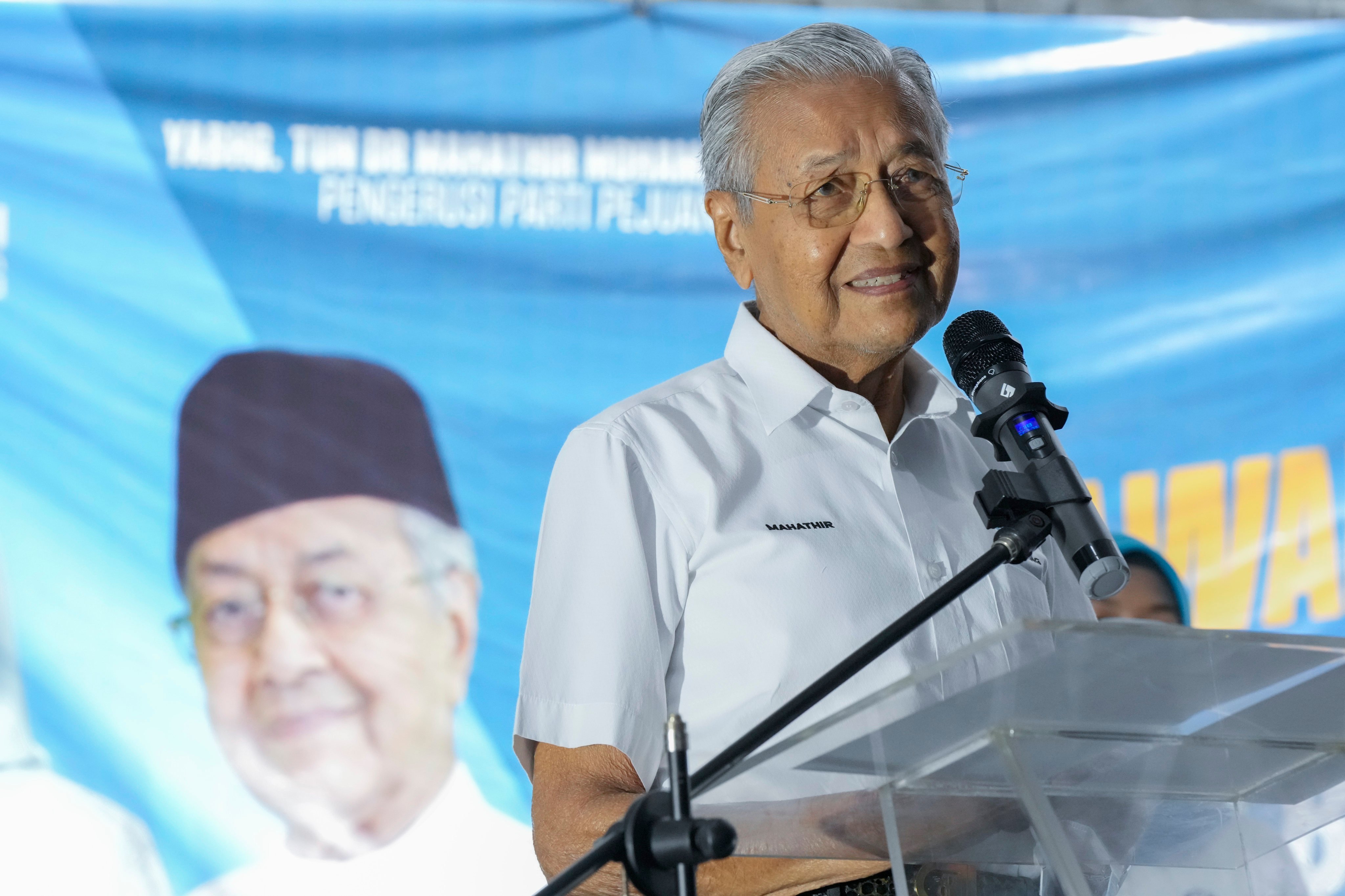 Two-time former Malaysian Prime Minister Mahathir Mohamad speaking at a rally in Kuala Lumpur on November 15, 2022. Photo: AP