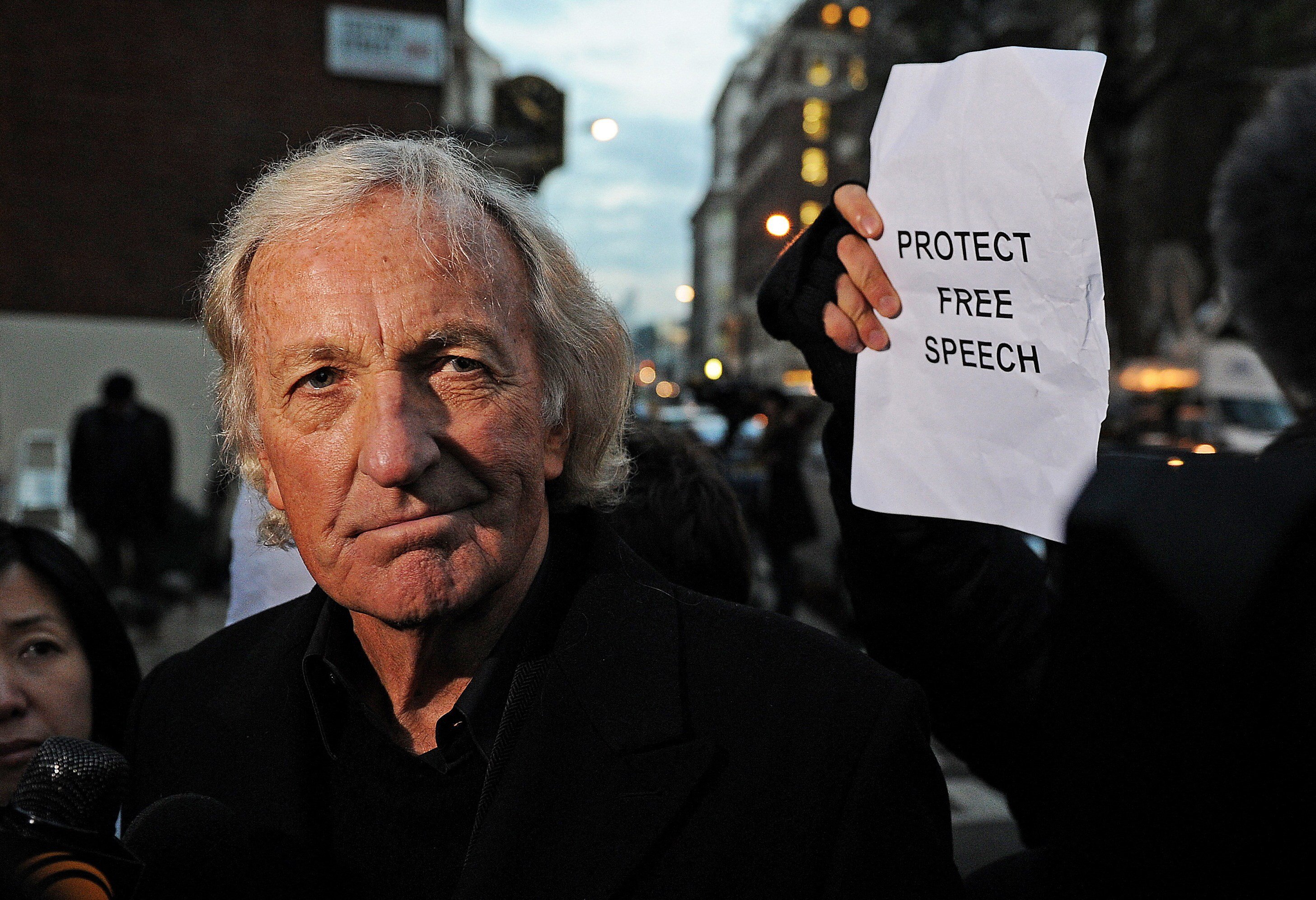 John Pilger campaigns in support of Julian Assange in London on December 7, 2010. The Australian journalist died on December 30, 2023. Photo: AFP 