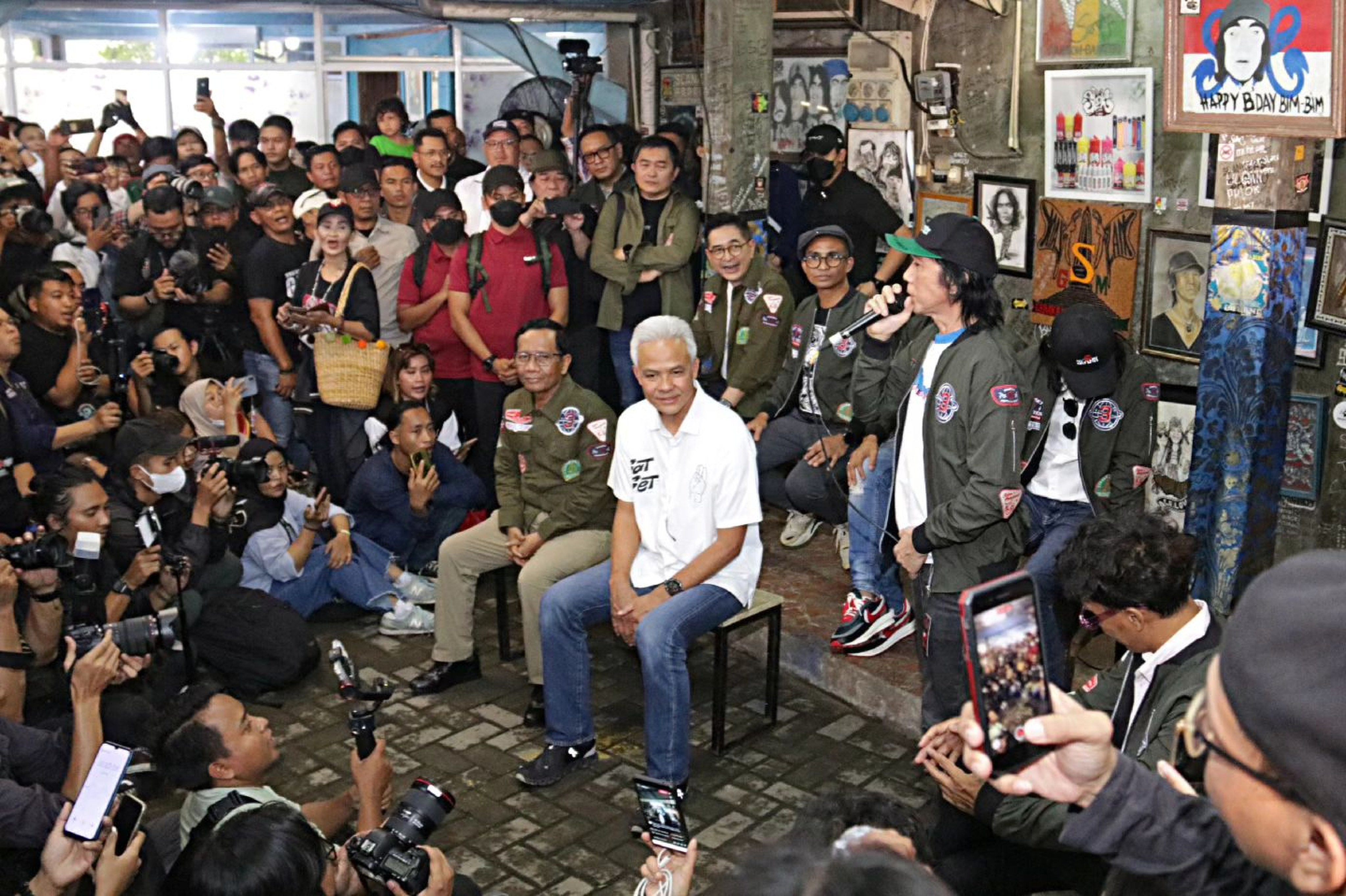 Indonesian rock band Slank with presidential candidate Ganjar Pranowo (in white shirt) and running mate Mohammad Mahfud during its press conference in Jakarta on Saturday. Photo: Instagram