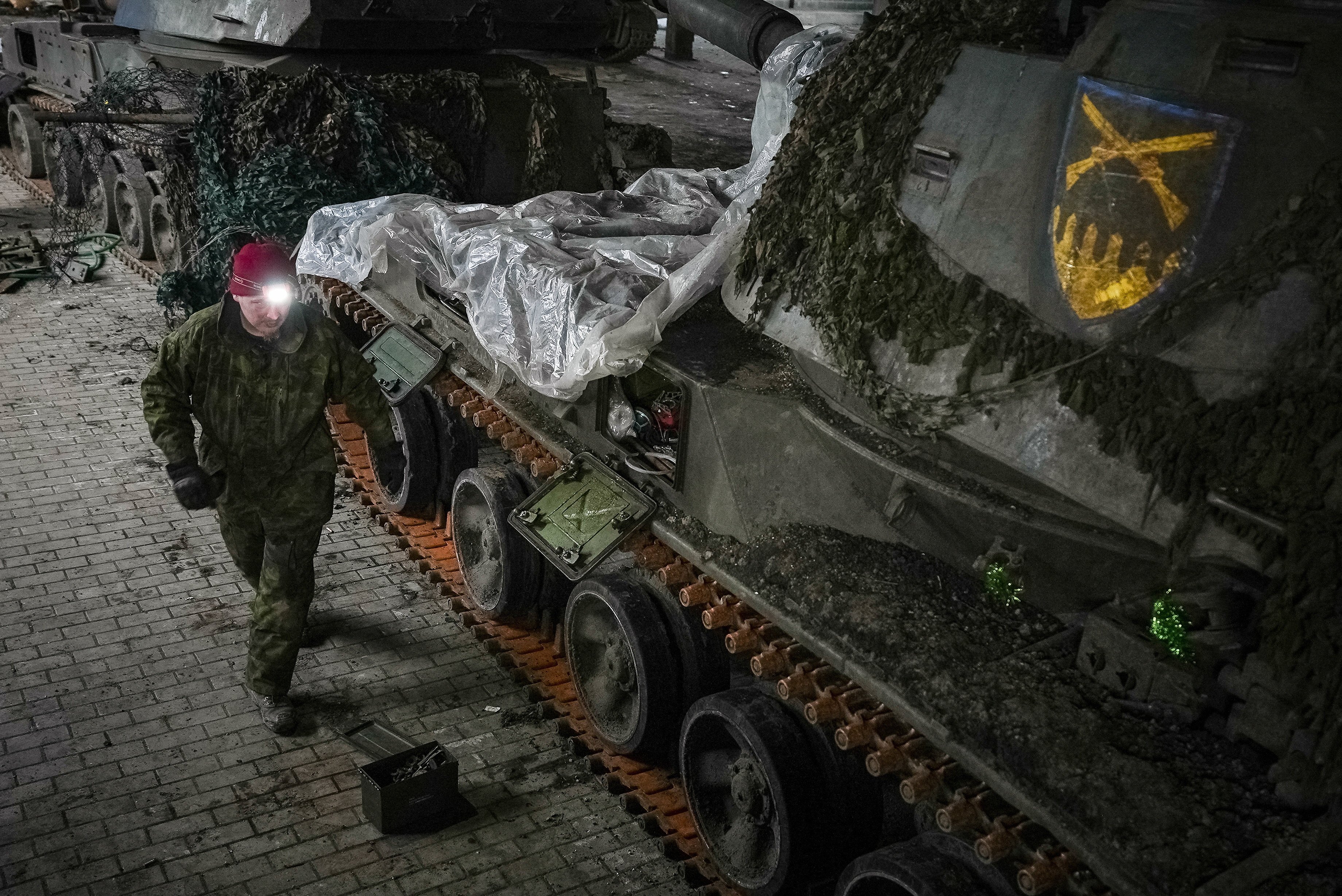 A Ukrainian serviceman repairs a self-propelled howitzer in the Donetsk region on January 21. Photo: Reuters
