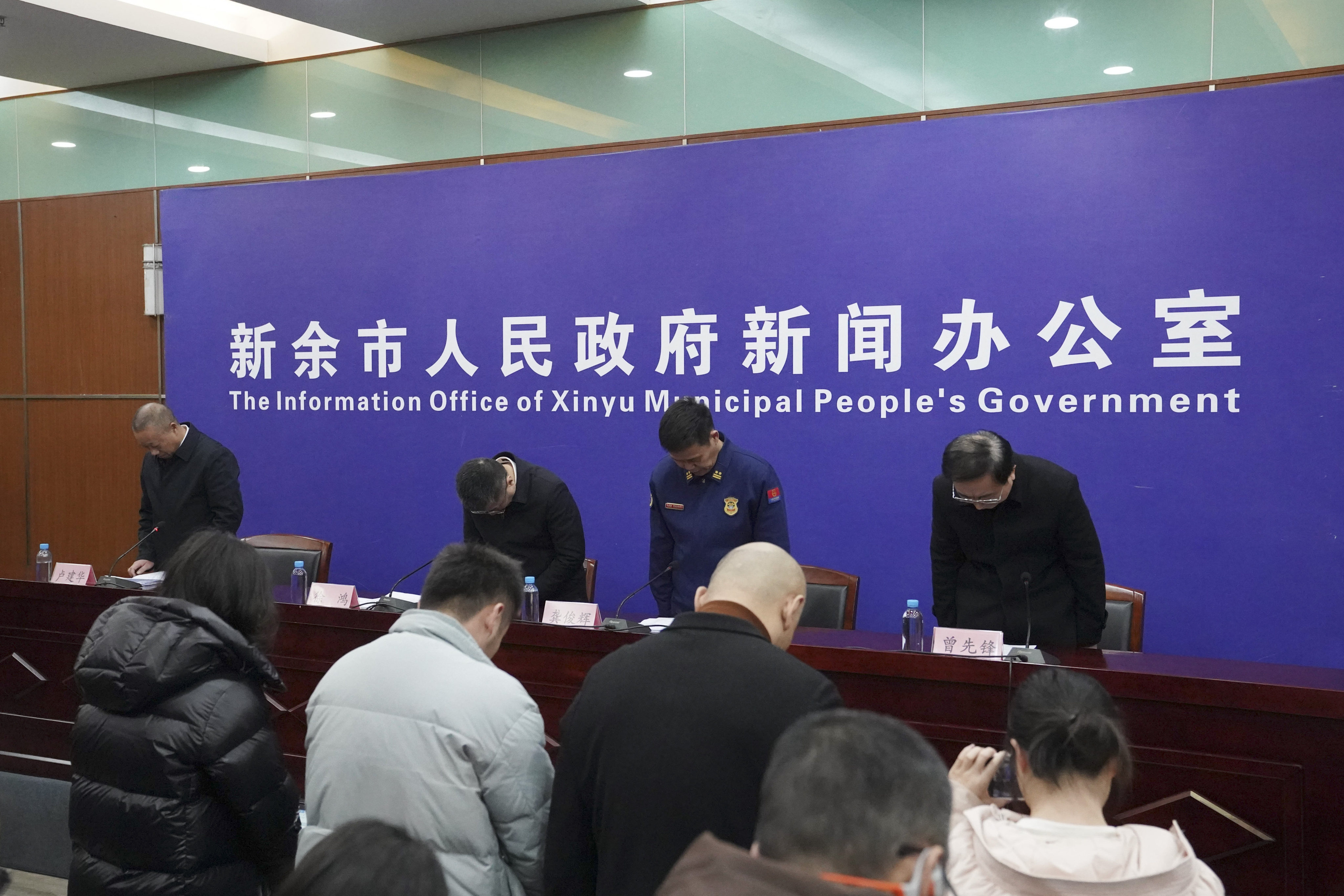 Local officials and members of the press mourn the victims of a fire in Xinyu, Jiangxi province, ahead of a news conference on the accident on Thursday. Photo: Xinhua