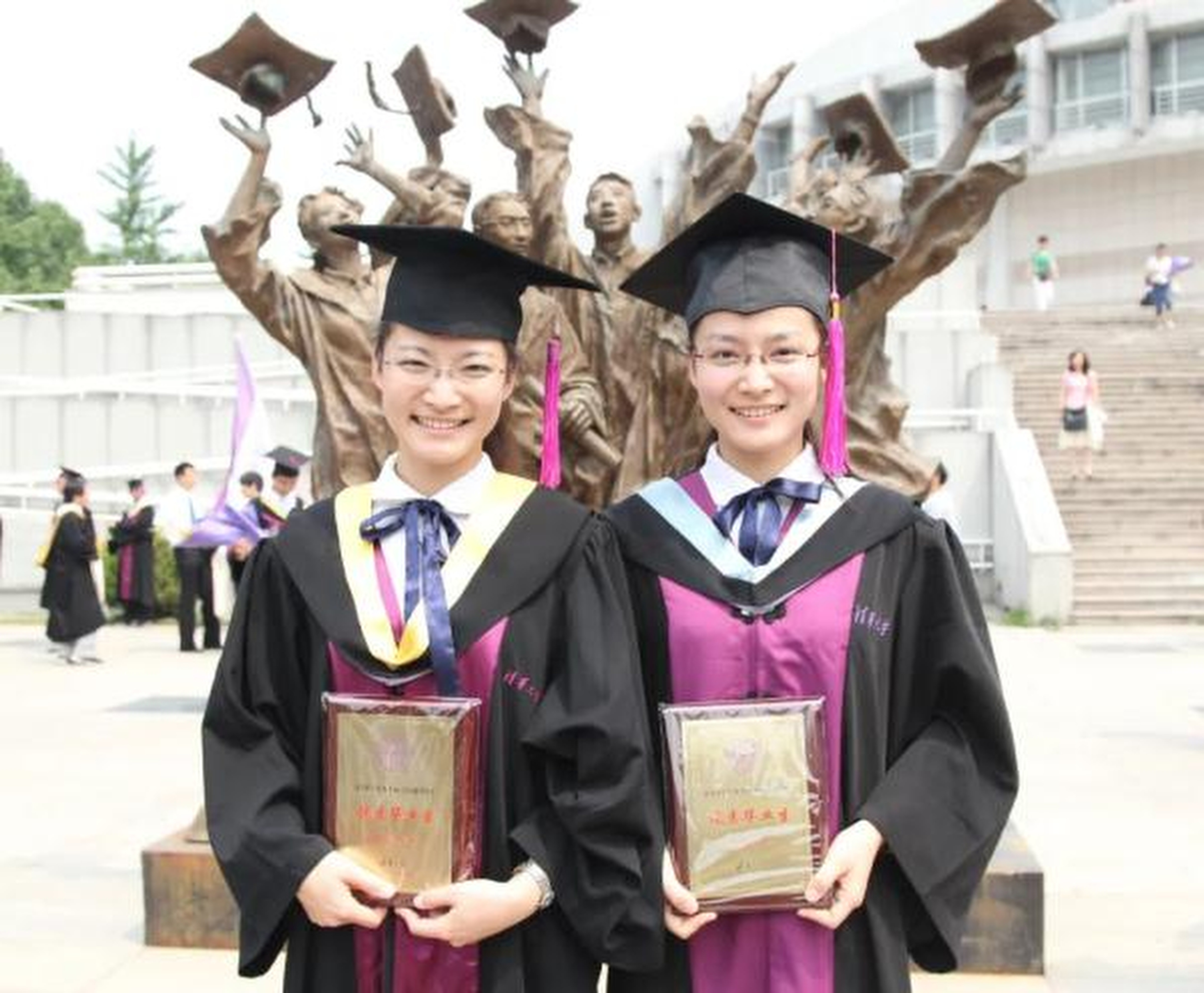 Ma Donghan (left) and Ma Dongxin, who were top students at Tsinghua University. Photo: Guangming Online