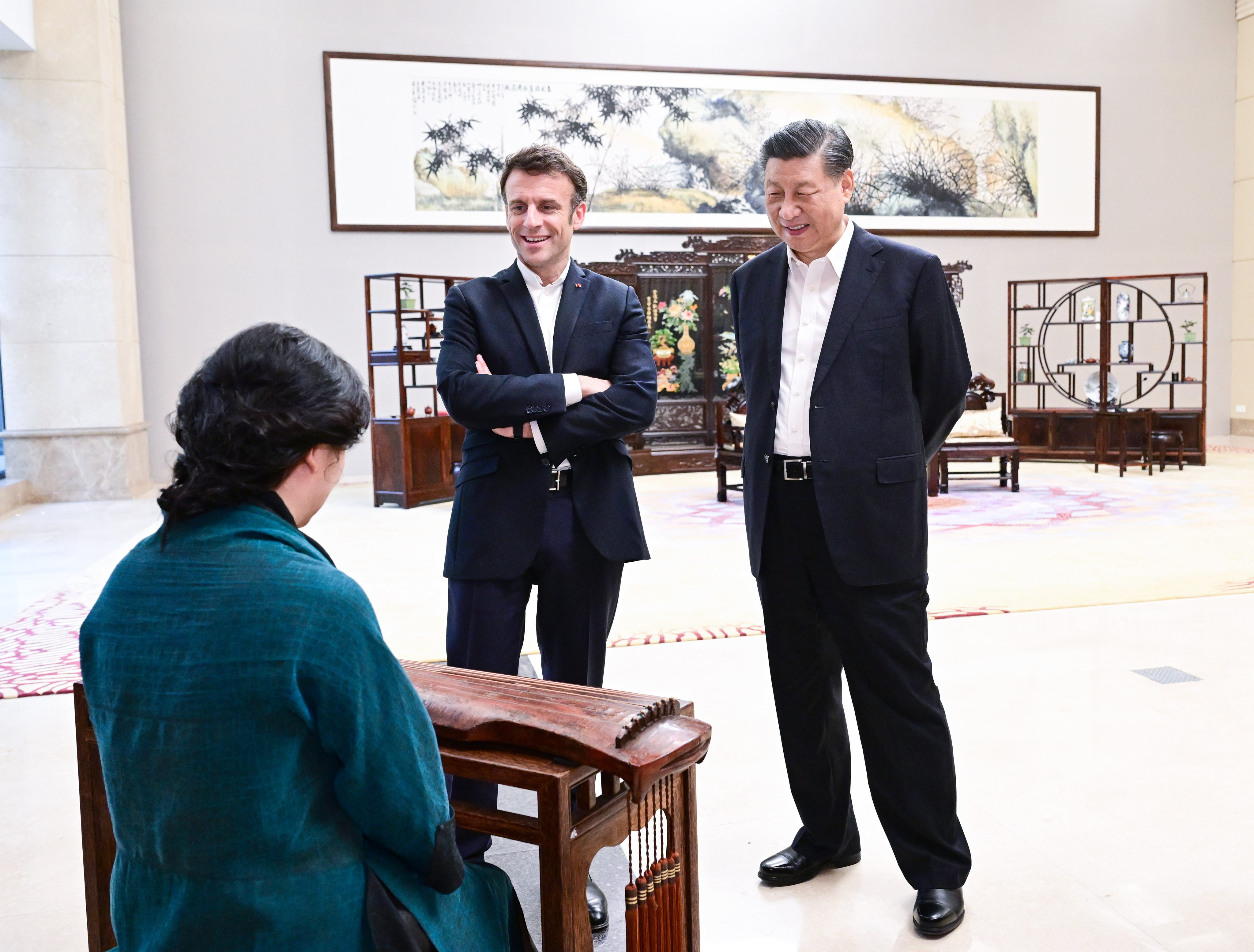 French President Emmanuel Macron and Chinese President Xi Jinping listening to a Guqin melody at Baiyun Hall in Guangzhou on April 7, 2023. Photo: Xinhua