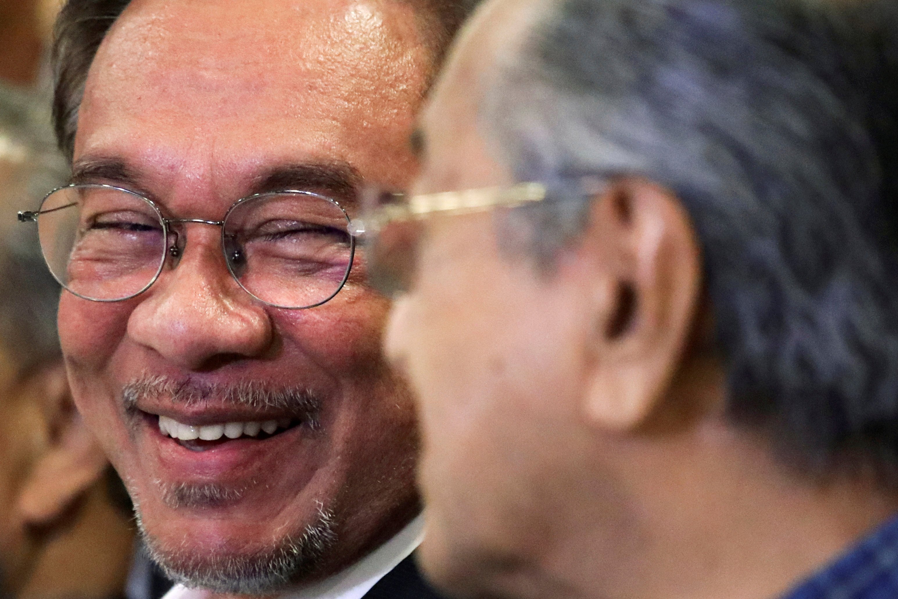 Malaysian politician Anwar Ibrahim looks at Malaysia’s Prime Minister Mahathir Mohamad during a news conference in Putrajaya, on November 23, 2019.  Photo: Reuters